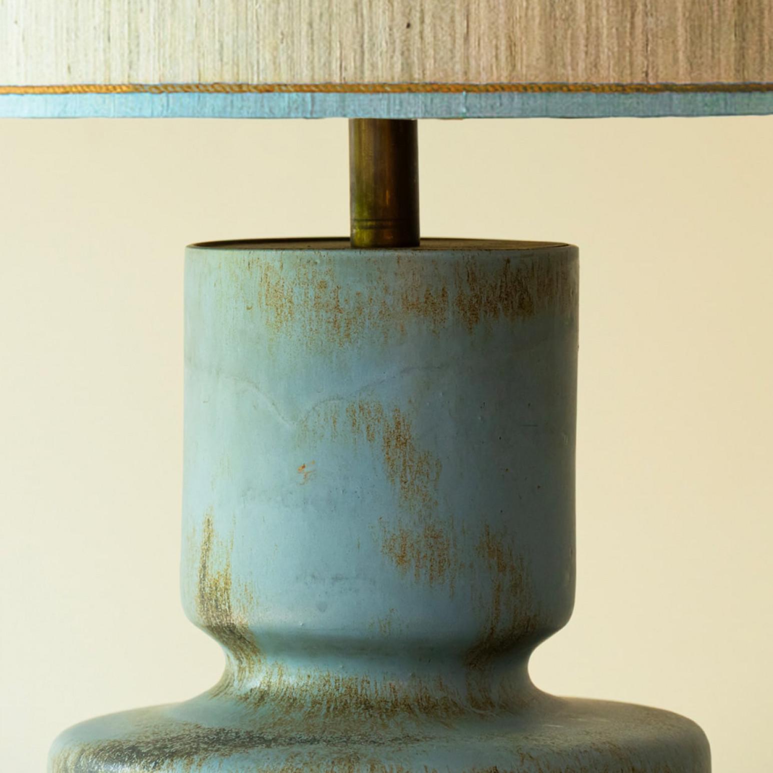 1 der 4 blauen und braunen Keramik-Tischlampen, individuelle Lampenschirme von R. Houben im Zustand „Gut“ im Angebot in Rijssen, NL