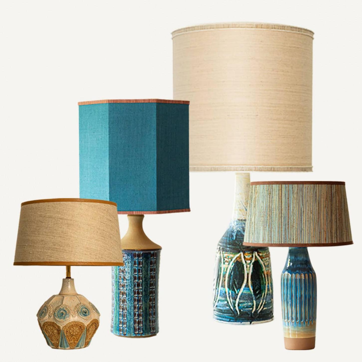 Eine der vier Keramik-Tischlampen, 1970er Jahre.

Dieses Set verleiht jedem Interieur eine reizvolle Optik. Mit ihren schönen Formen bietet sie eine einzigartige Präsenz.

Die Sockel mit braunen und blauen Schirmen passen perfekt zu den