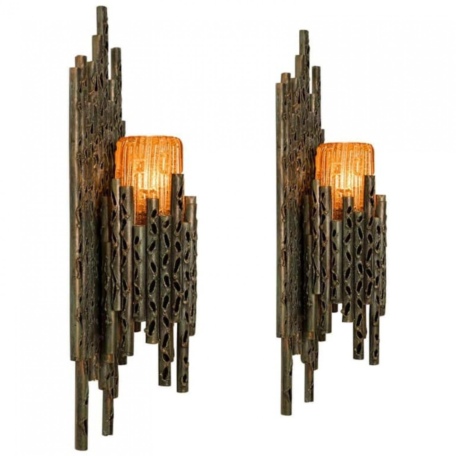 1 des 4 impressionnantes et rares appliques brutalistes à une lumière en métal artisanal patiné. Muni d'un magnifique verre de Murano texturé de couleur or ou orange pour recouvrir les ampoules.

Conçu par Marcello Fantoni, vers les années