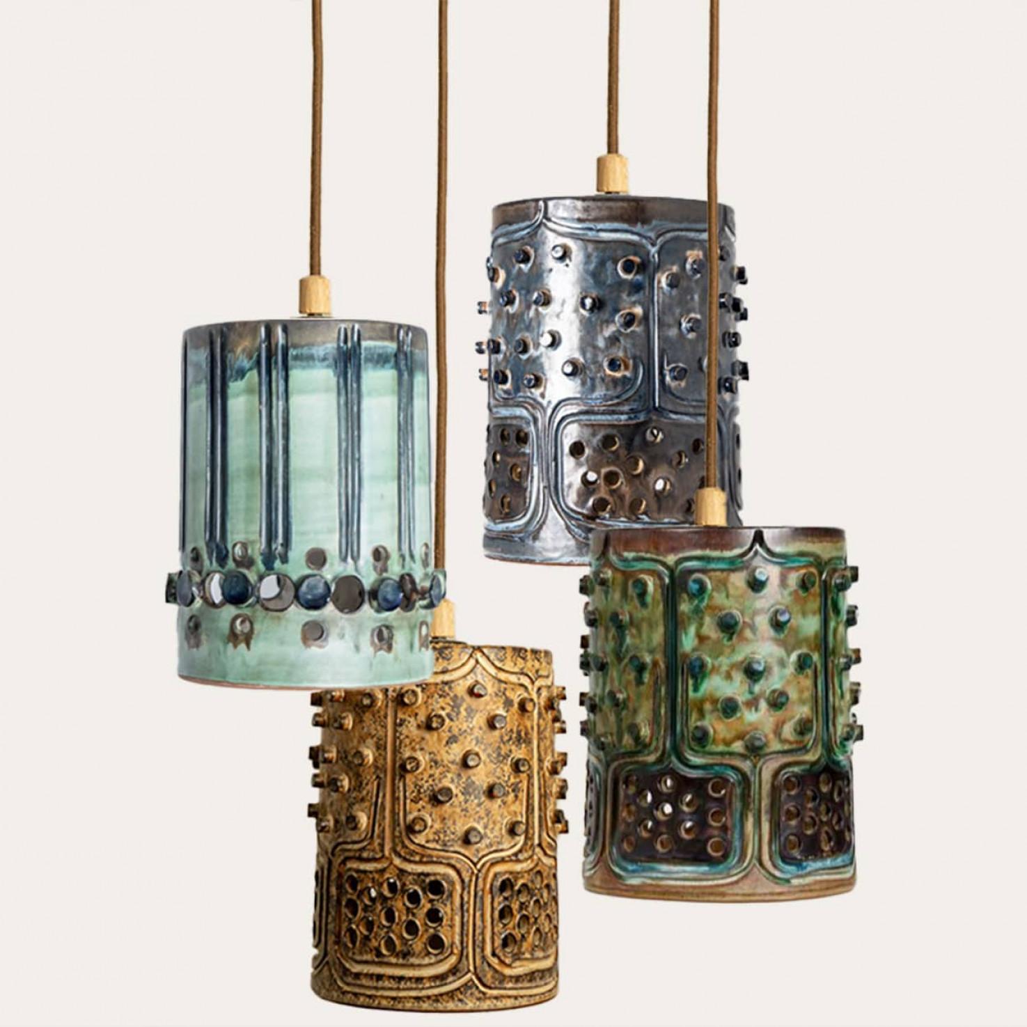 Stupendo set di quattro lampade a sospensione rotonde in ceramica con un bellissimo motivo, realizzato in ceramica verde, blu e marrone, prodotto da Jette Hellerøe per Axella negli anni '60 in Danimarca.

Axella è stata fondata negli anni '70 in