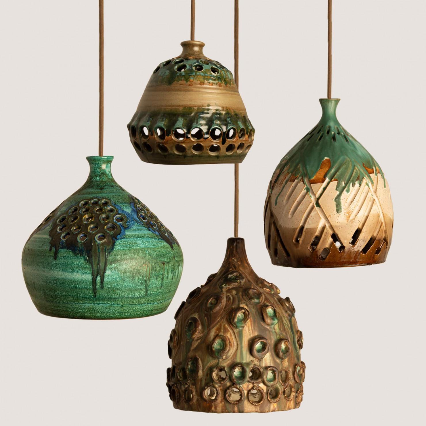 Stupendo set di quattro lampade a sospensione rotonde in ceramica con un bellissimo motivo, realizzato in ceramica verde e marrone, prodotto da Jette Hellerøe per Axella negli anni '60 in Danimarca.

Le dimensioni si basano sul modello più piccolo.