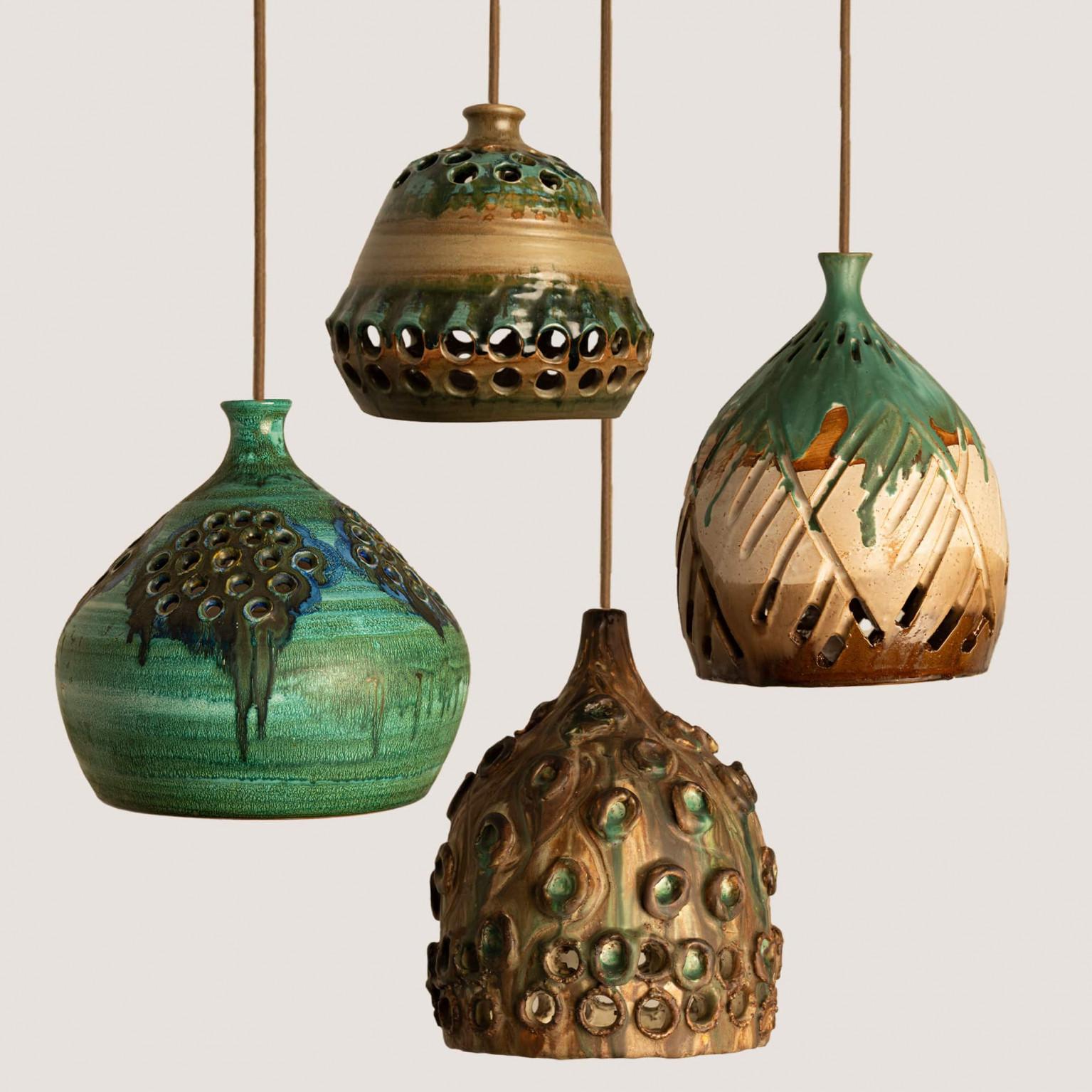 Stupendo set di quattro lampade a sospensione rotonde in ceramica con un bellissimo motivo, realizzato in ceramica verde e marrone, prodotto da Jette Hellerøe per Axella negli anni '60 in Danimarca.

Le dimensioni si basano sul modello più piccolo.