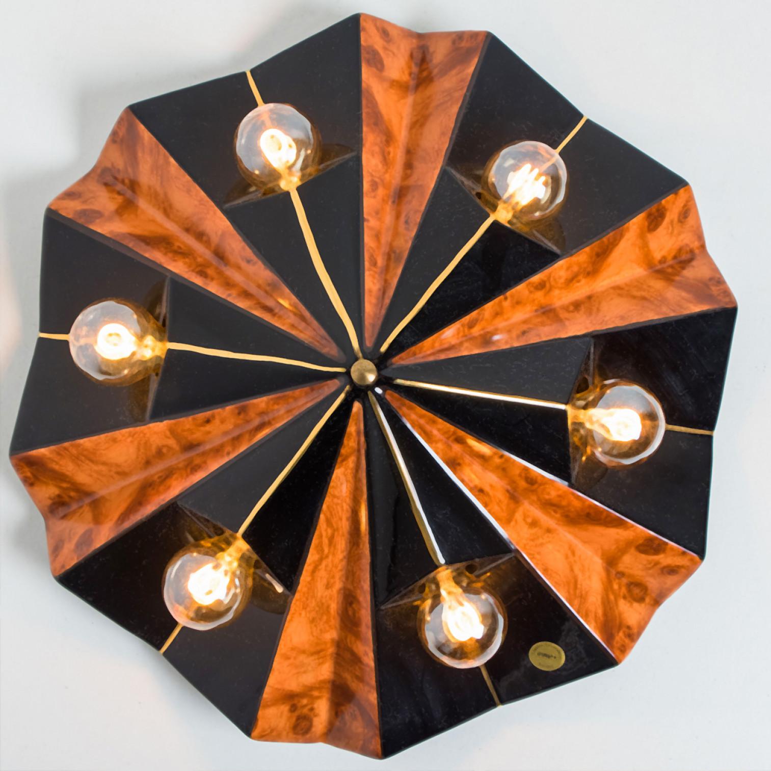 Bellissime e grafiche lampade da parete o da soffitto a forma di stella, realizzate in ceramica marrone, beige, cognac e marrone/nero, prodotte negli anni '70 in Germania.

Noi abbiamo utilizzato lampadine fumé (vedi immagini), ma anche quelle a