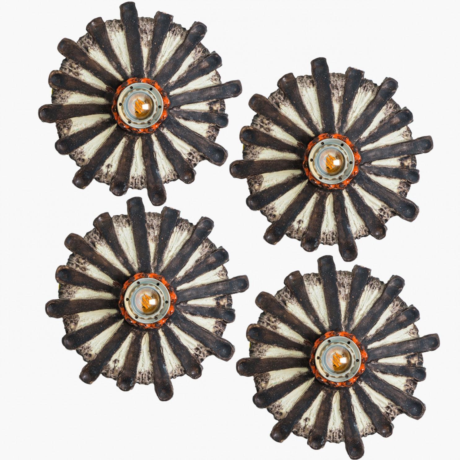Espectaculares apliques circulares de cerámica, con bonitos detalles. Verdaderas piezas statement. Fabricado en Dinamarca en la década de 1970.

Limpio, bien cableado y listo para usar.
La luminaria requiere una sola bombilla estándar E27, de 60