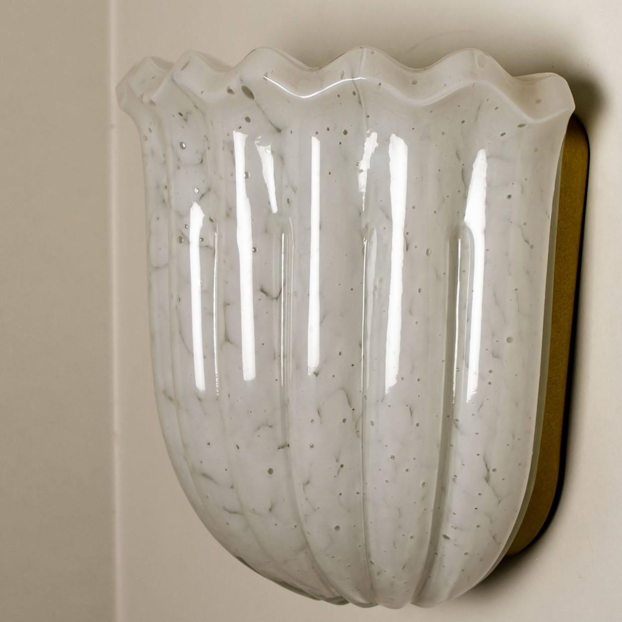 1 of the 4 Doria Wall Sconces Tulip shape, Opal Clear Textured Glass and Brass In Good Condition In Rijssen, NL