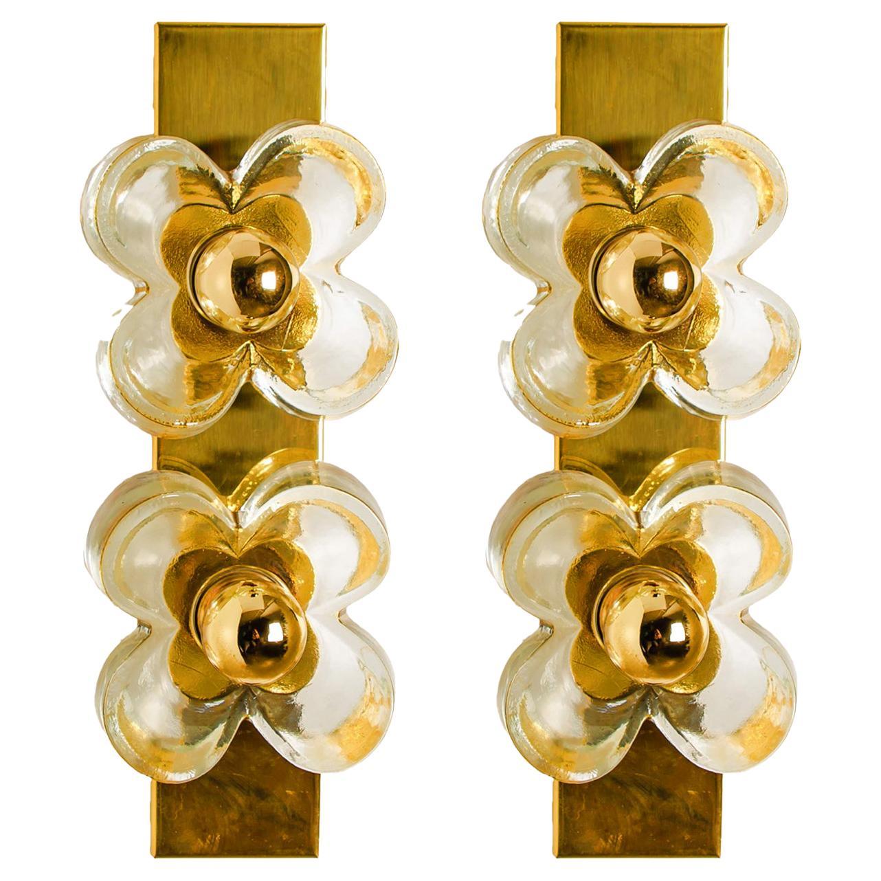 Paire d'appliques à fleurs, en laiton et verre par Sische Lighting, vers les années 1970, Allemagne. Chacune de ces appliques est composée de deux abat-jour en verre vissés à une base carrée en laiton par l'intermédiaire d'anneaux métalliques ronds.