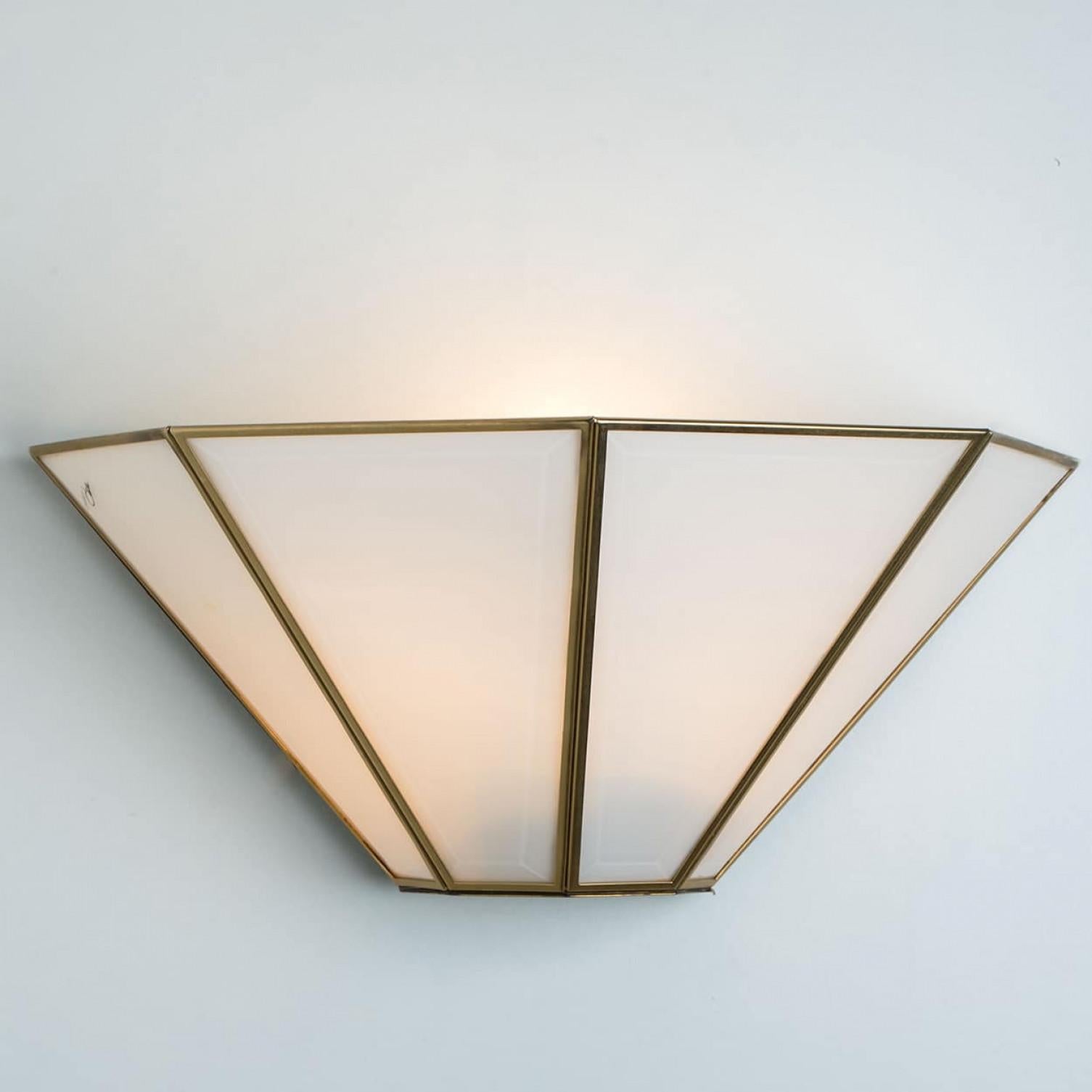 Tedesco 1 delle 4 applique geometriche in ottone dorato e bianco, 1970, Germania in vendita
