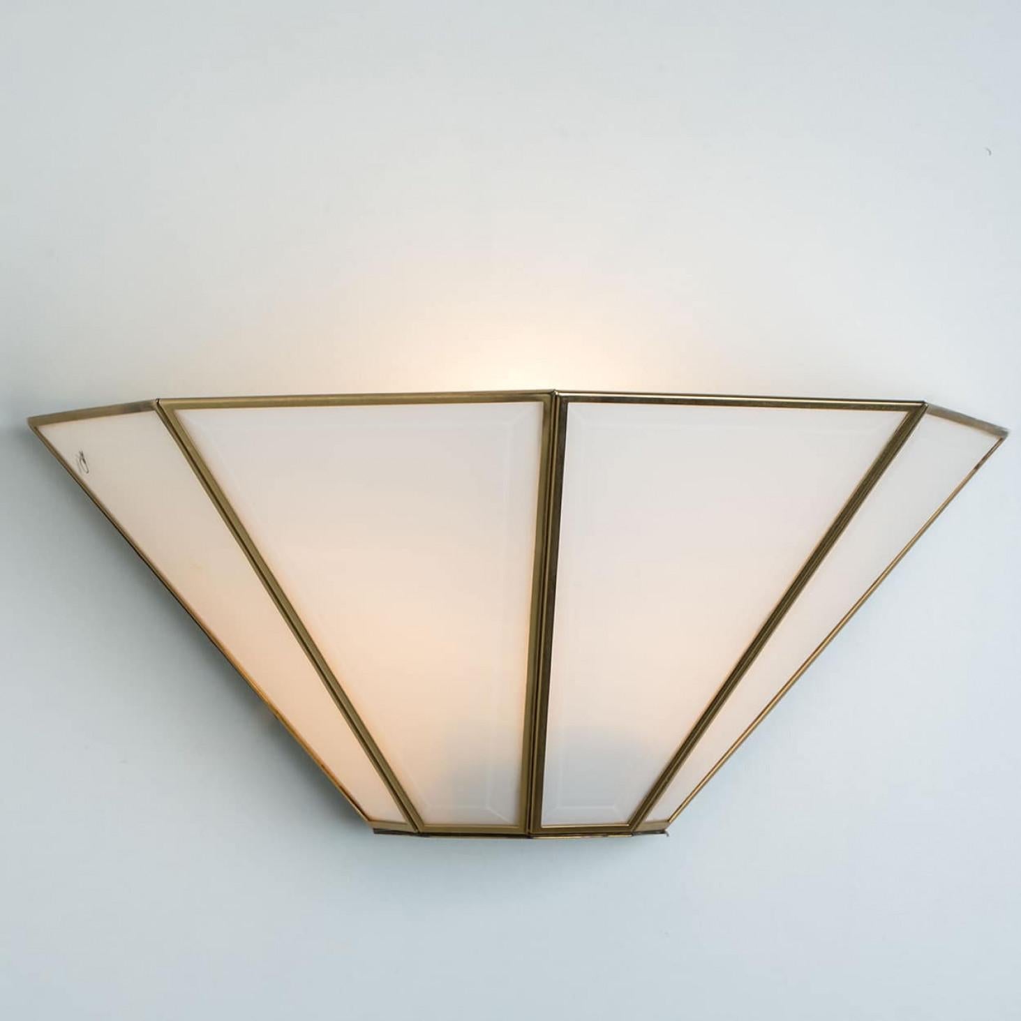 1 de los 4 apliques geométricos de latón dorado blanco, 1970, Alemania Alemán en venta