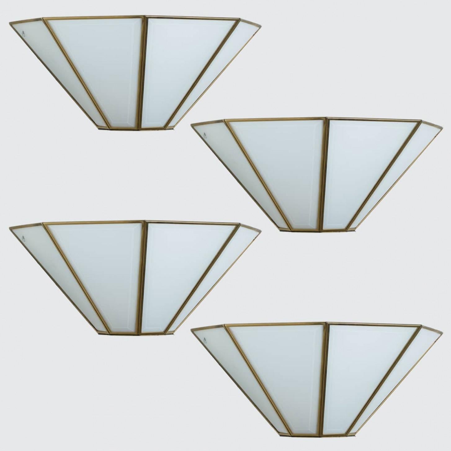 Altro 1 delle 4 applique geometriche in ottone dorato e bianco, 1970, Germania in vendita