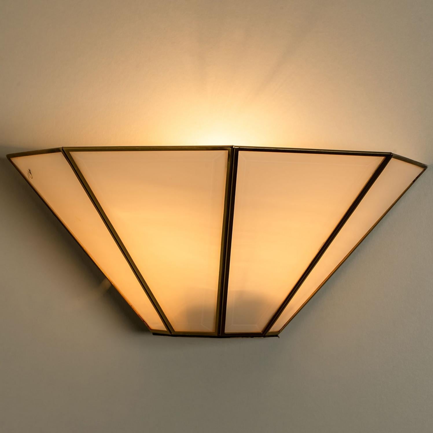 1 delle 4 applique geometriche in ottone dorato e bianco, 1970, Germania In condizioni buone in vendita a Rijssen, NL