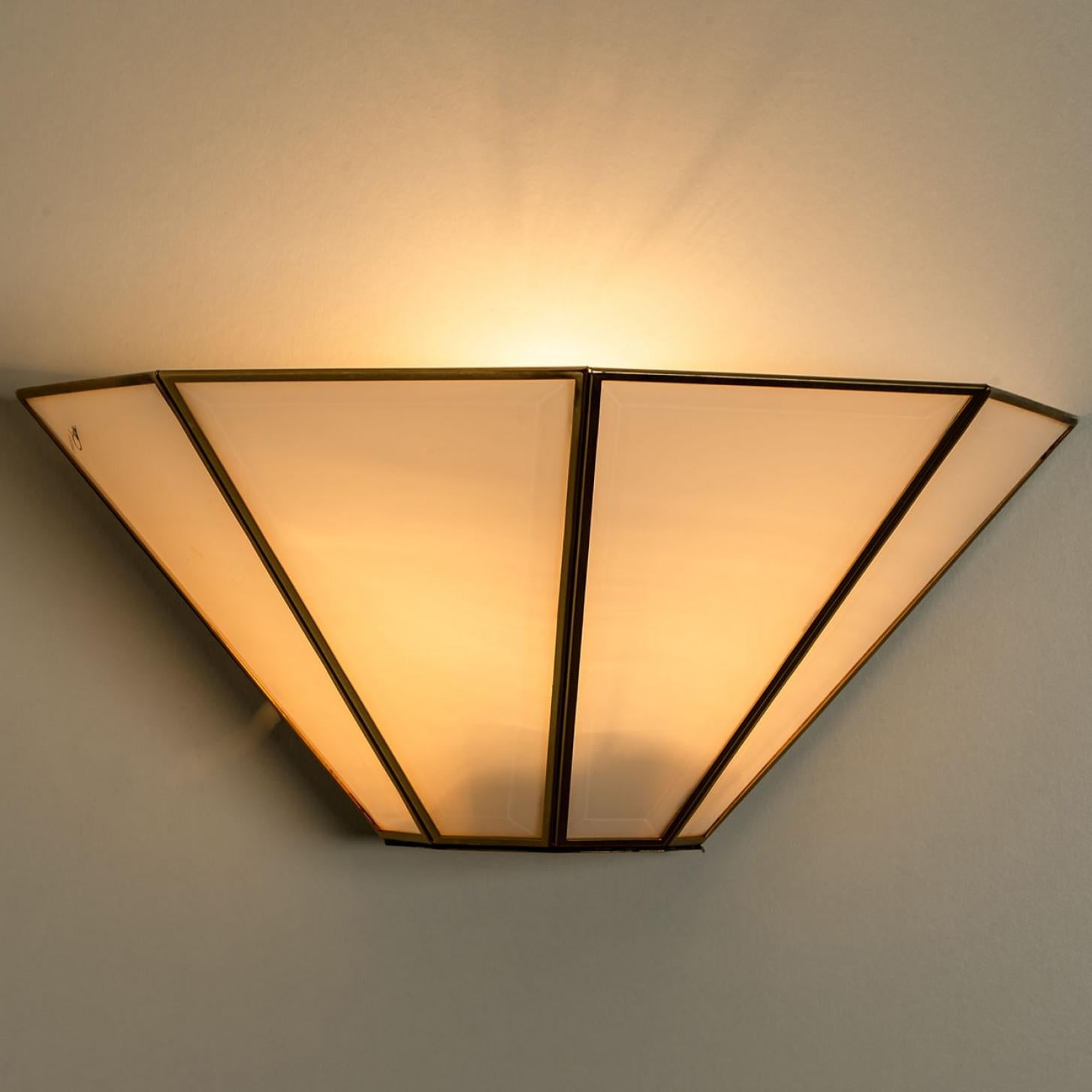 1 de los 4 apliques geométricos de latón dorado blanco, 1970, Alemania en Bueno estado para la venta en Rijssen, NL