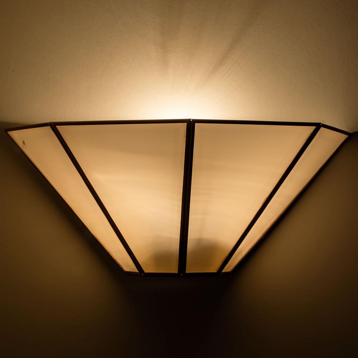 1 de los 4 apliques geométricos de latón dorado blanco, 1970, Alemania siglo XX en venta