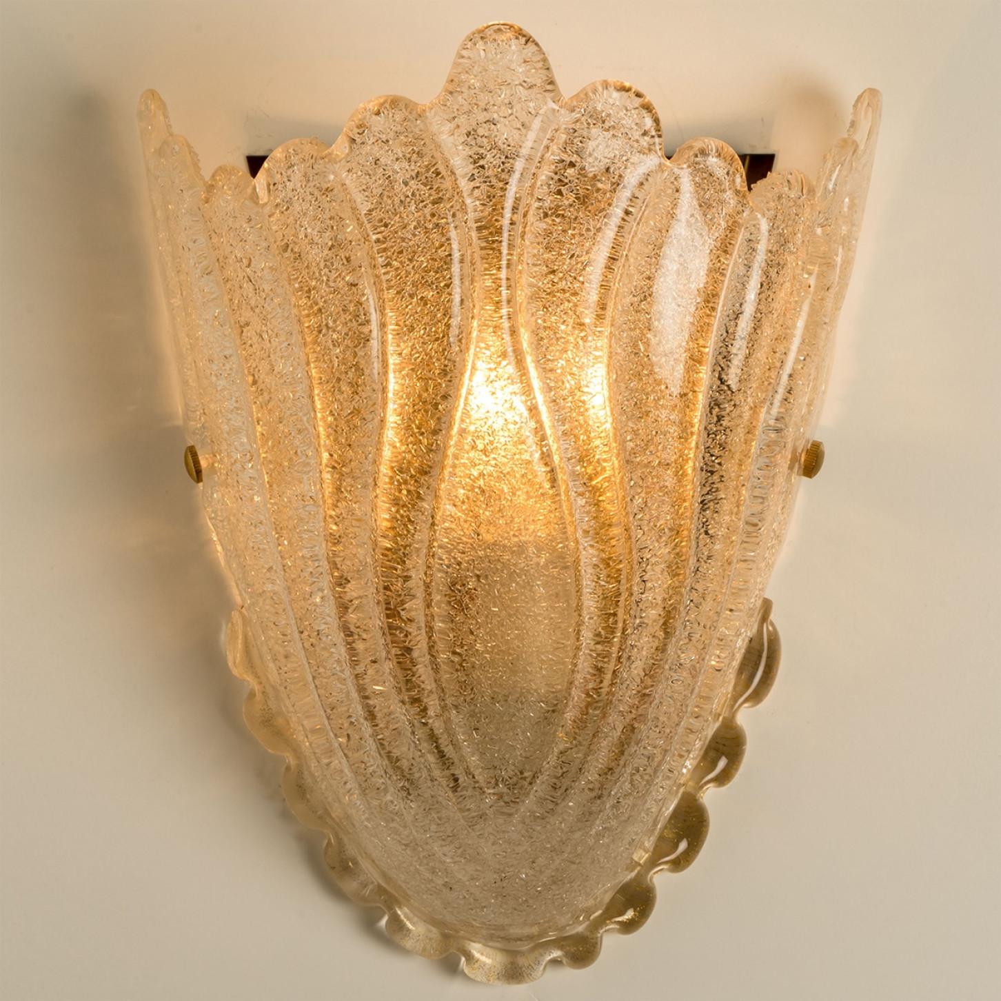 Varios Apliques de pared de estilo Barovier & Toso, Italia, hacia la década de 1960.  Hecho a mano y de gran calidad. Cada candelabro está fabricado con marcos de latón y cristales de Murano en forma de concha. Ilumina maravillosamente.

Ten en