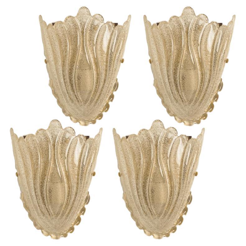 1 des 4 appliques murales en verre de Murano doré en forme de coquillage, Italie, années 1960