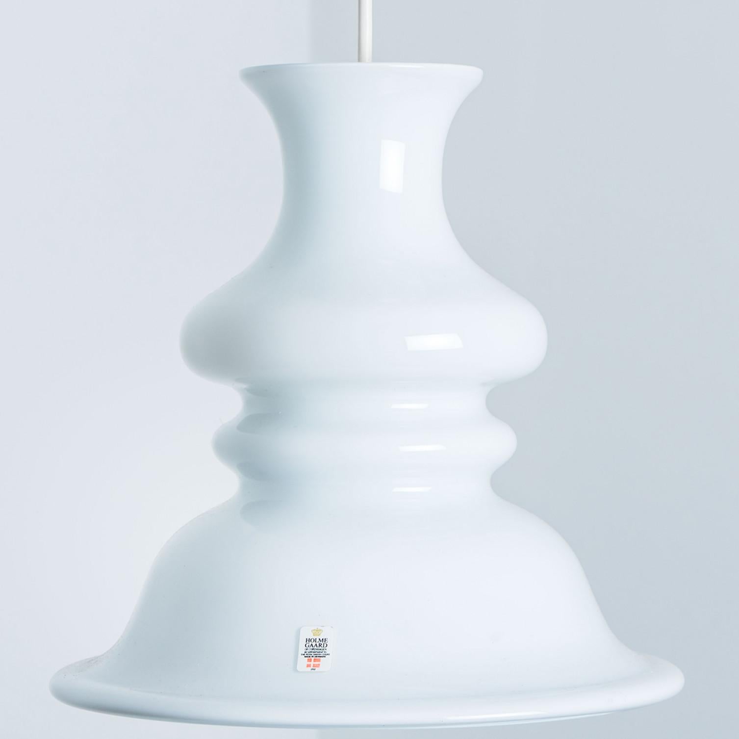 Cet ensemble de belles lampes en verre de la marque danoise Holmegaard présente une belle couleur blanche. Le design est signé Michael Bang, un designer dont les œuvres sont aujourd'hui très recherchées par les collectionneurs de la marque. Un beau