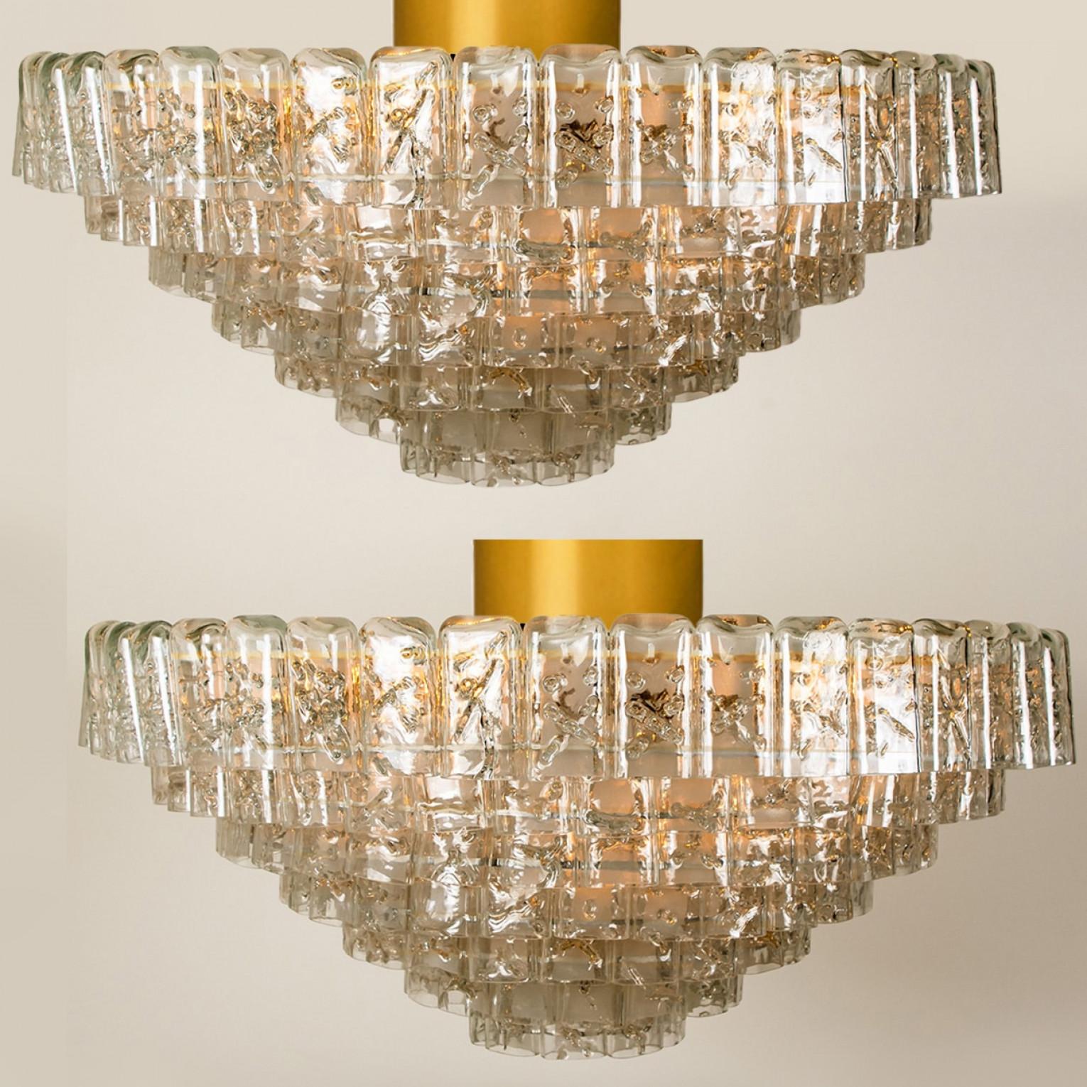 Wir bieten eine erstaunliche High-End-Lampe.  Diese Halterung wird auf hohem Niveau ausgeführt. Schöne Handwerkskunst. Die Leuchte fungiert nicht nur als Lichtquelle, sondern auch als skulpturales Element.

Die stilvolle und schlichte Eleganz dieses