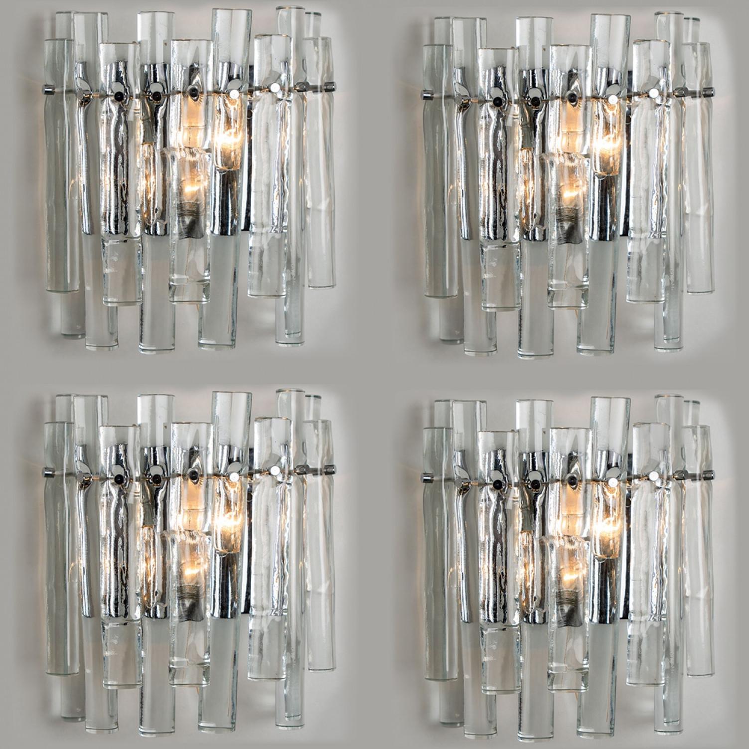 Wandleuchter aus Eisglas und Chrom des famosen Herstellers Kinkeldey, Deutschland, Europa. Sehr elegante Leuchte, die zu allen Einrichtungsstilen passt. Die Kristalle sind so angebracht, dass sie das Licht der Glühlampe in verschiedene Richtungen