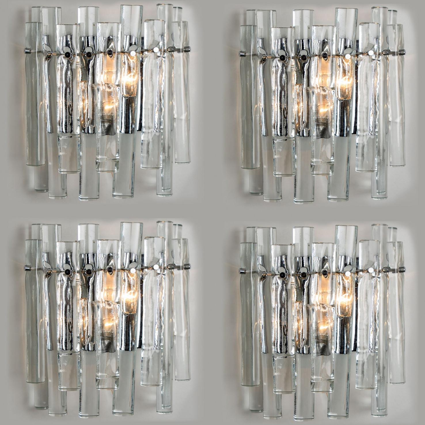 Apliques de cristal helado y cromo del afamado fabricante Kinkeldey, Alemania, Europa. Luminarias muy elegantes, cómodas con todos los periodos de decoración. Los cristales están meticulosamente tallados de forma que irradian la luz de la bombilla