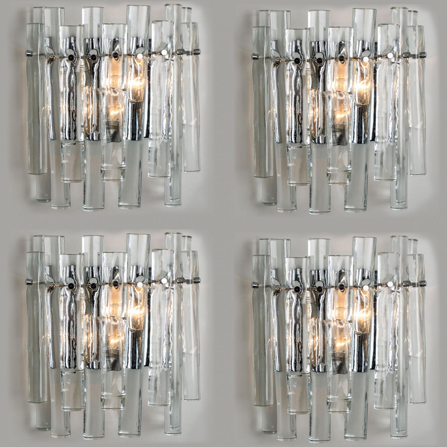 Apliques de cristal helado y cromo del afamado fabricante Kinkeldey, Alemania, Europa. Luminarias muy elegantes, cómodas con todos los periodos de decoración. Los cristales están meticulosamente tallados de forma que irradian la luz de la bombilla