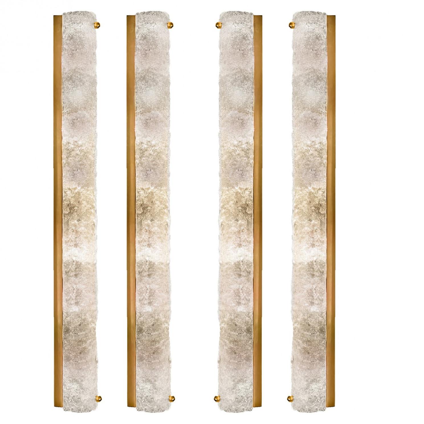 Líneas limpias para complementar todas las decoraciones. Maravillosos apliques de pared de alta gama con detalles de latón y grueso cristal soplado de hielo burbujeante. Fabricado en la década de 1960.
El cristal de las luminarias es de vidrio