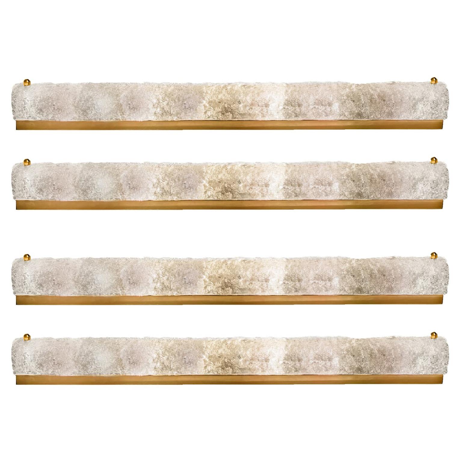 1 of the 4 Ice Glass Wall Light Fixtures with Brass by Hillebrand, Germany, 1960 mediados del siglo XX