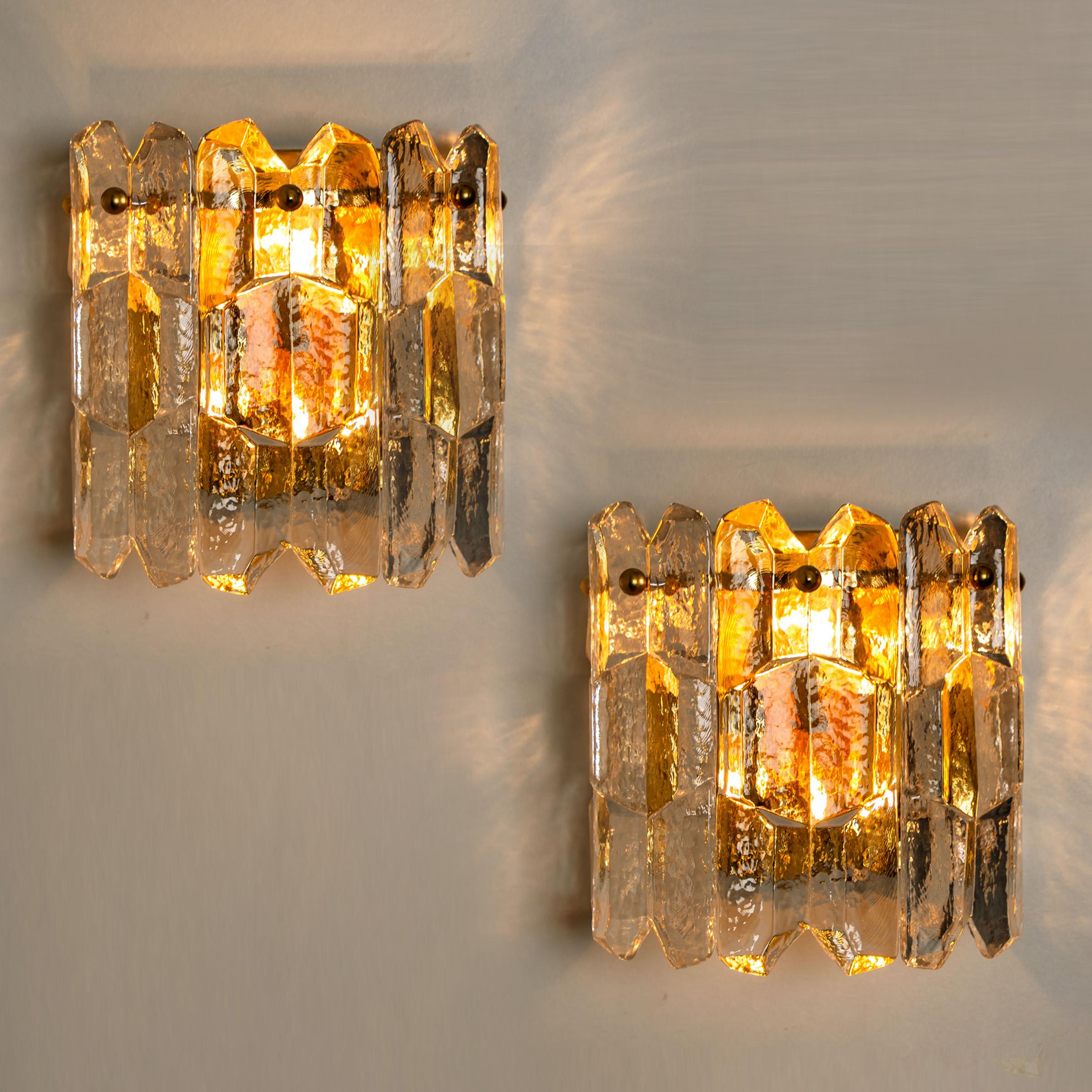 1 of the 4 high-end and handmade gilt brass 24-karat gold-plated wall lights made by Kalmar in Austria. This model 