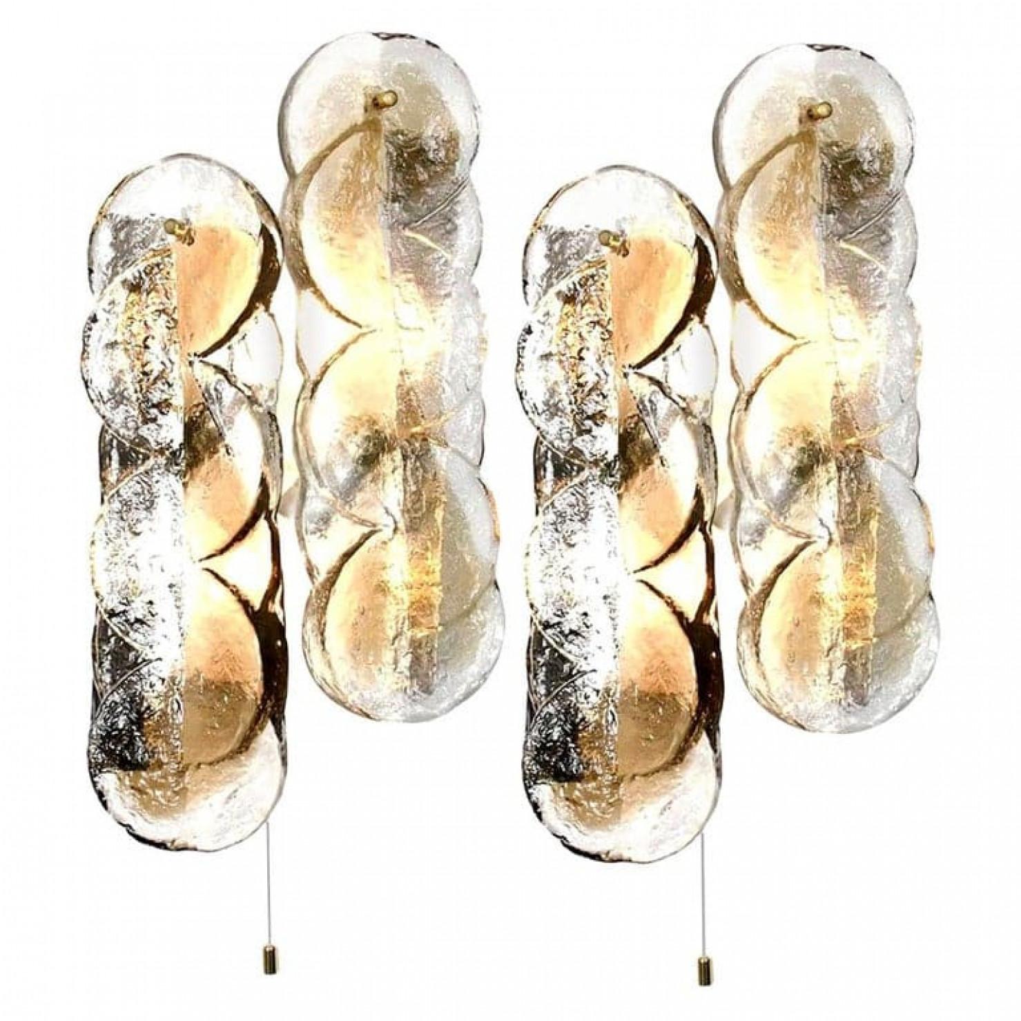 1 des 4 appliques Kalmar avec des panneaux en verre clair et une bande de couleur ambre de poisson rouge. Le verre texturé épais et magnifique est complété par des ferrures en métal blanc. Magnifiques boutons en laiton.

Veuillez noter que le prix