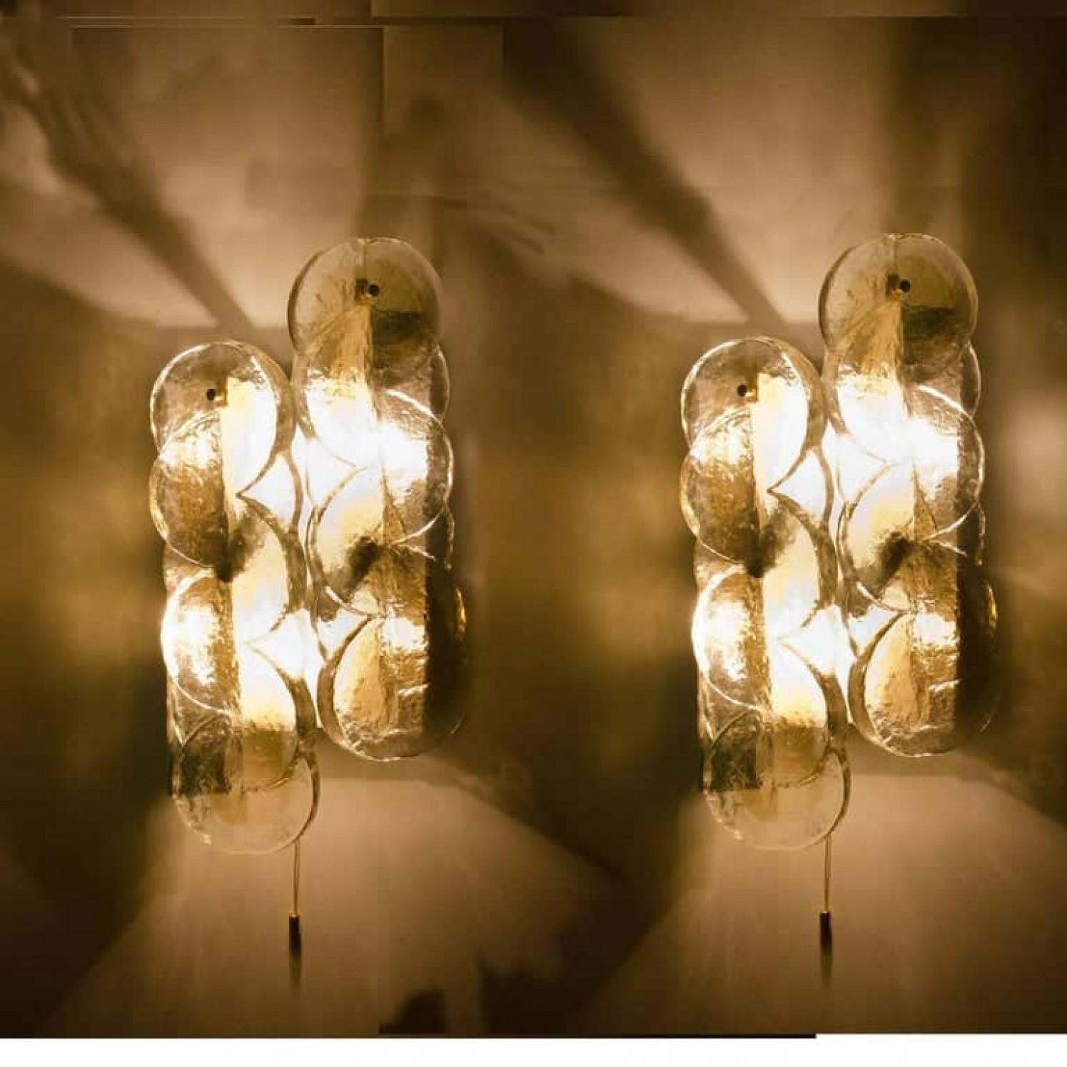 Milieu du XXe siècle 1 des 4 appliques murales Kalmar en verre de glace à motif tourbillon, Autriche, 1969 en vente