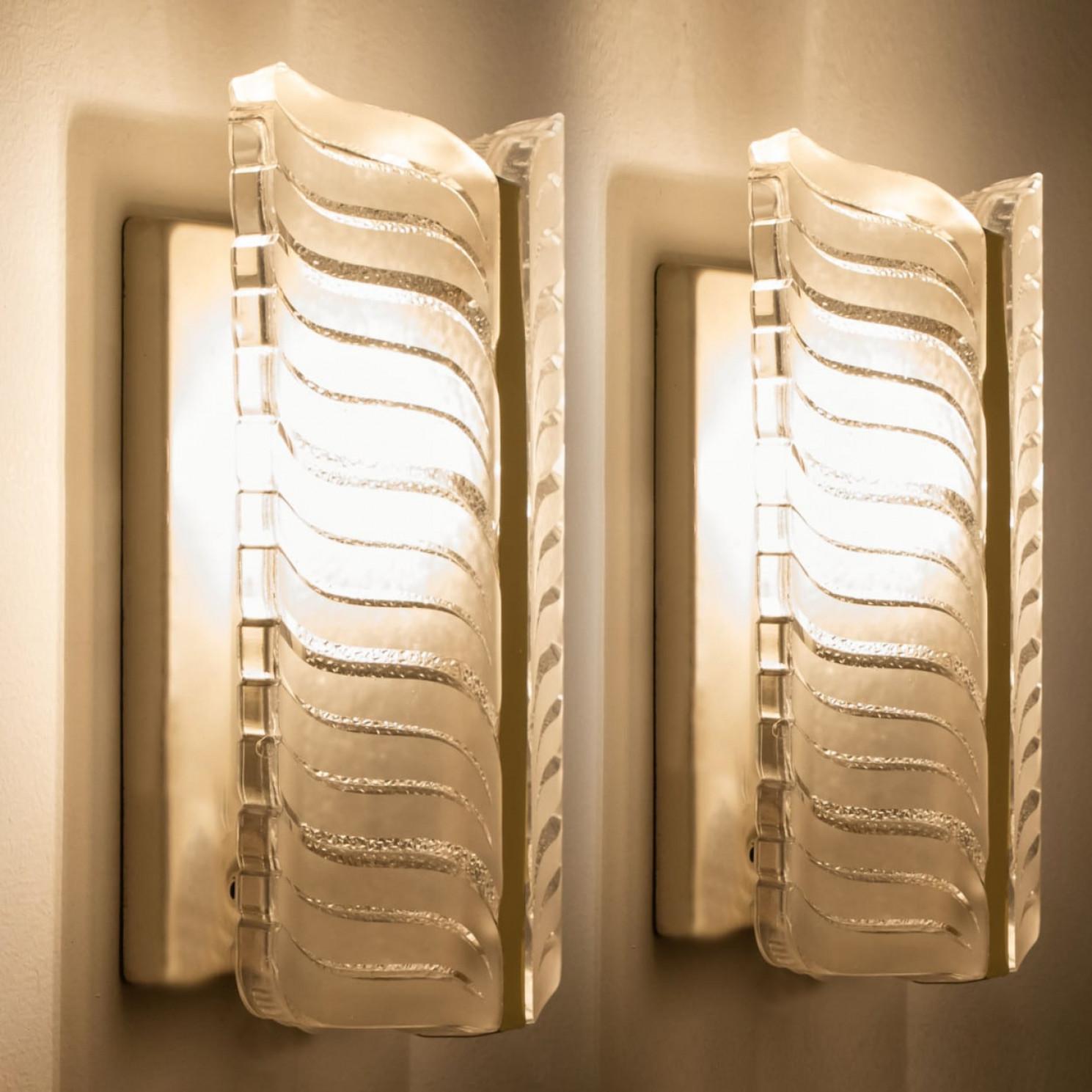 1 delle 4 applique Kalmar in vetro smerigliato e foglie d'ottone, anni '60 in vendita 2