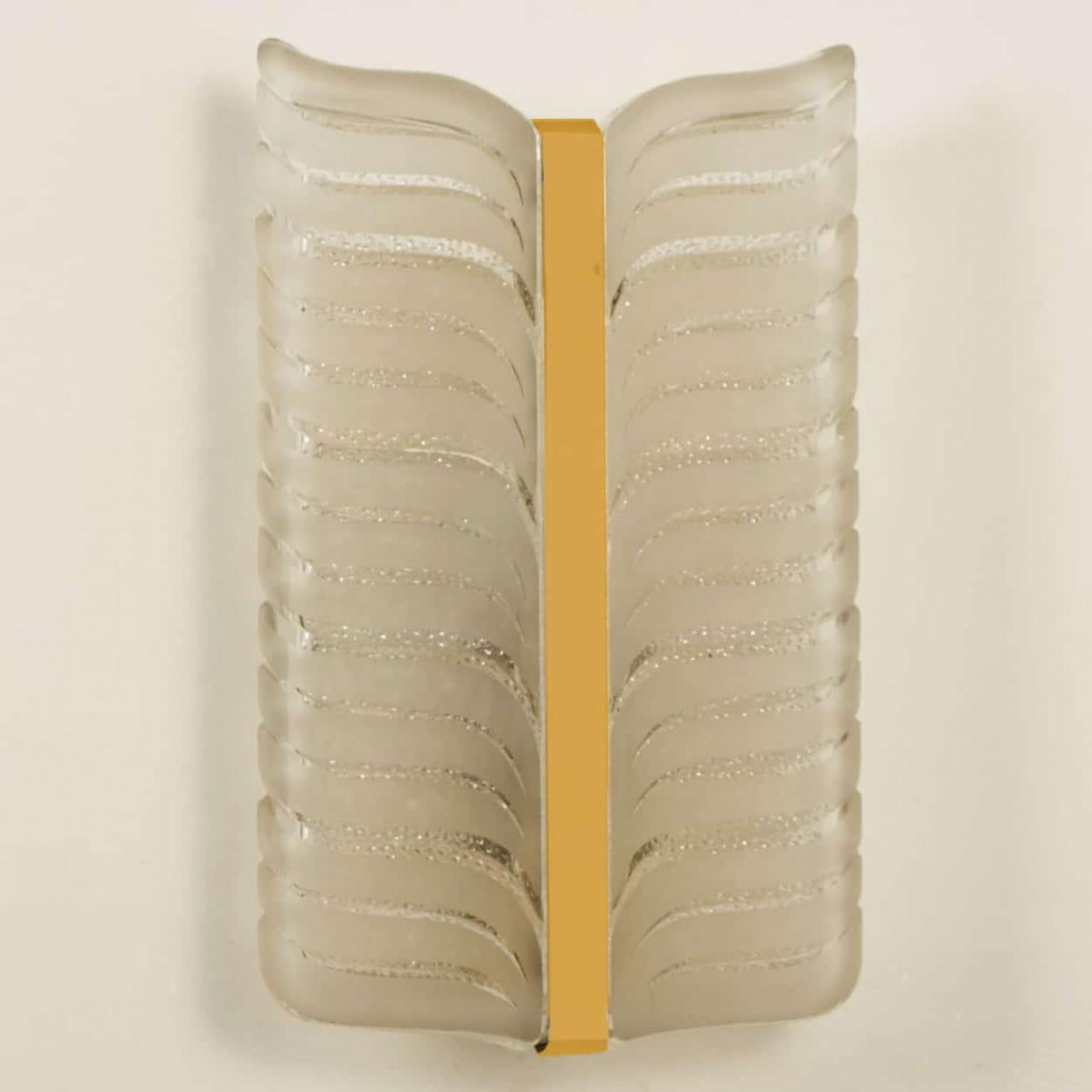 Applique a foglia Kalmar. Centro in ottone con due pannelli di vetro che circondano entrambi i lati.
Vetro smerigliato spesso con motivo a foglie.

Un design minimalista realizzato con il gusto dell'eccellenza artigianale. Ben pulito rispettando la