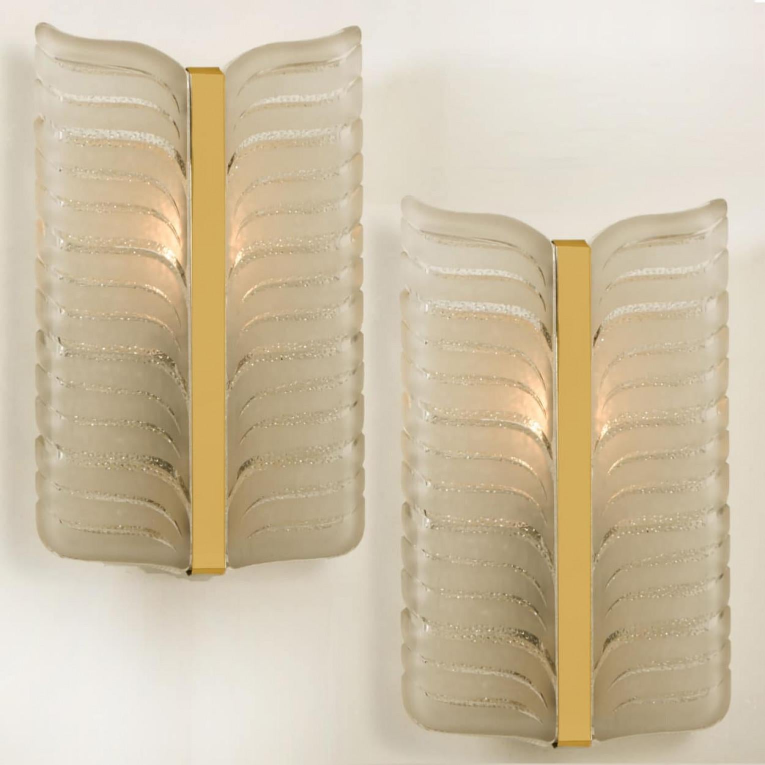 Austriaco 1 delle 4 applique Kalmar in vetro smerigliato e foglie d'ottone, anni '60 in vendita