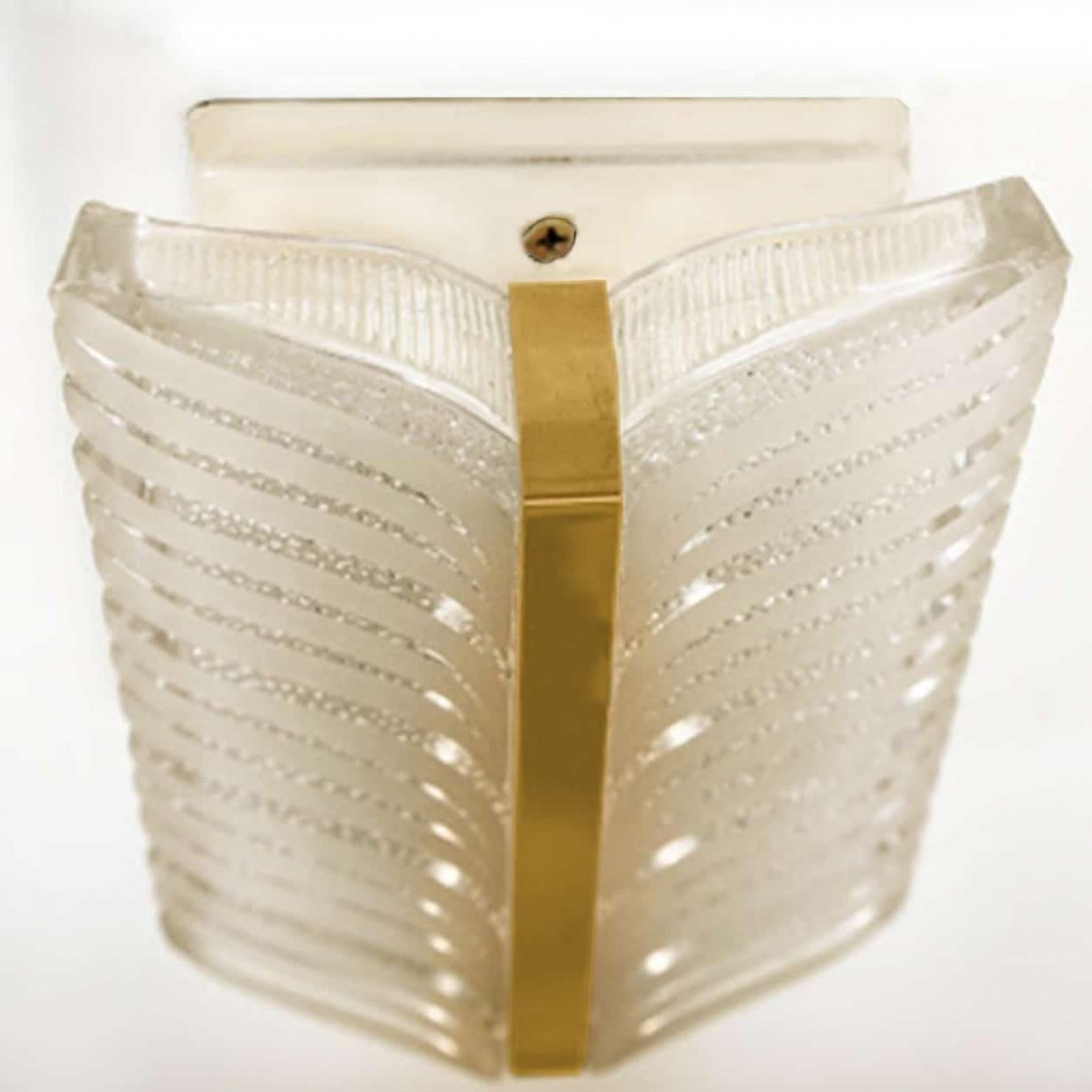 Satinato 1 delle 4 applique Kalmar in vetro smerigliato e foglie d'ottone, anni '60 in vendita