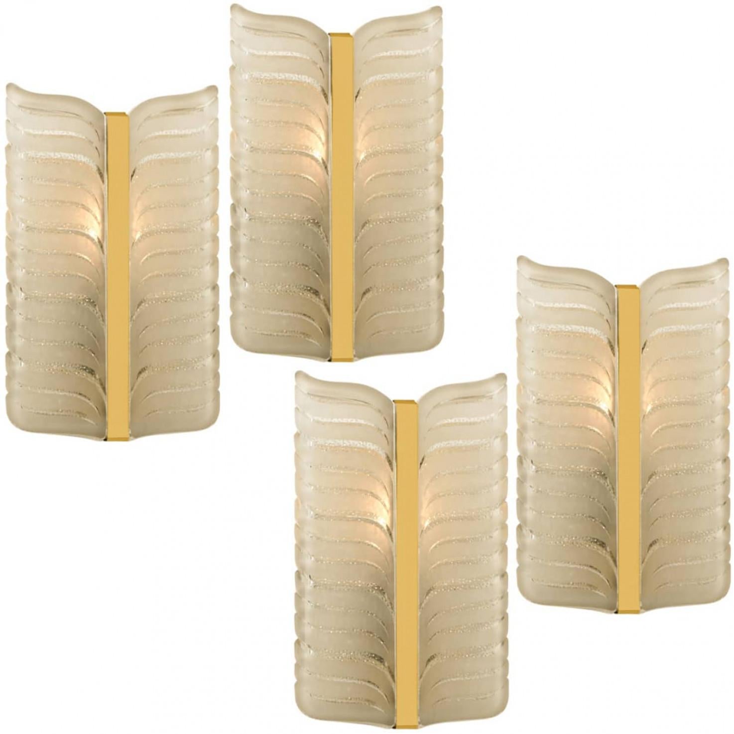 1 delle 4 applique Kalmar in vetro smerigliato e foglie d'ottone, anni '60 In condizioni buone in vendita a Rijssen, NL