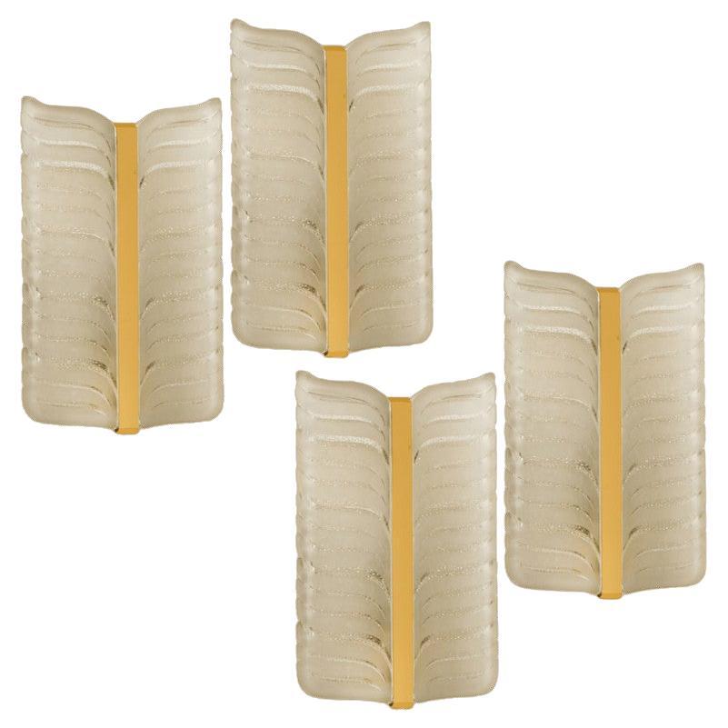 1 delle 4 applique Kalmar in vetro smerigliato e foglie d
ottone, anni
60