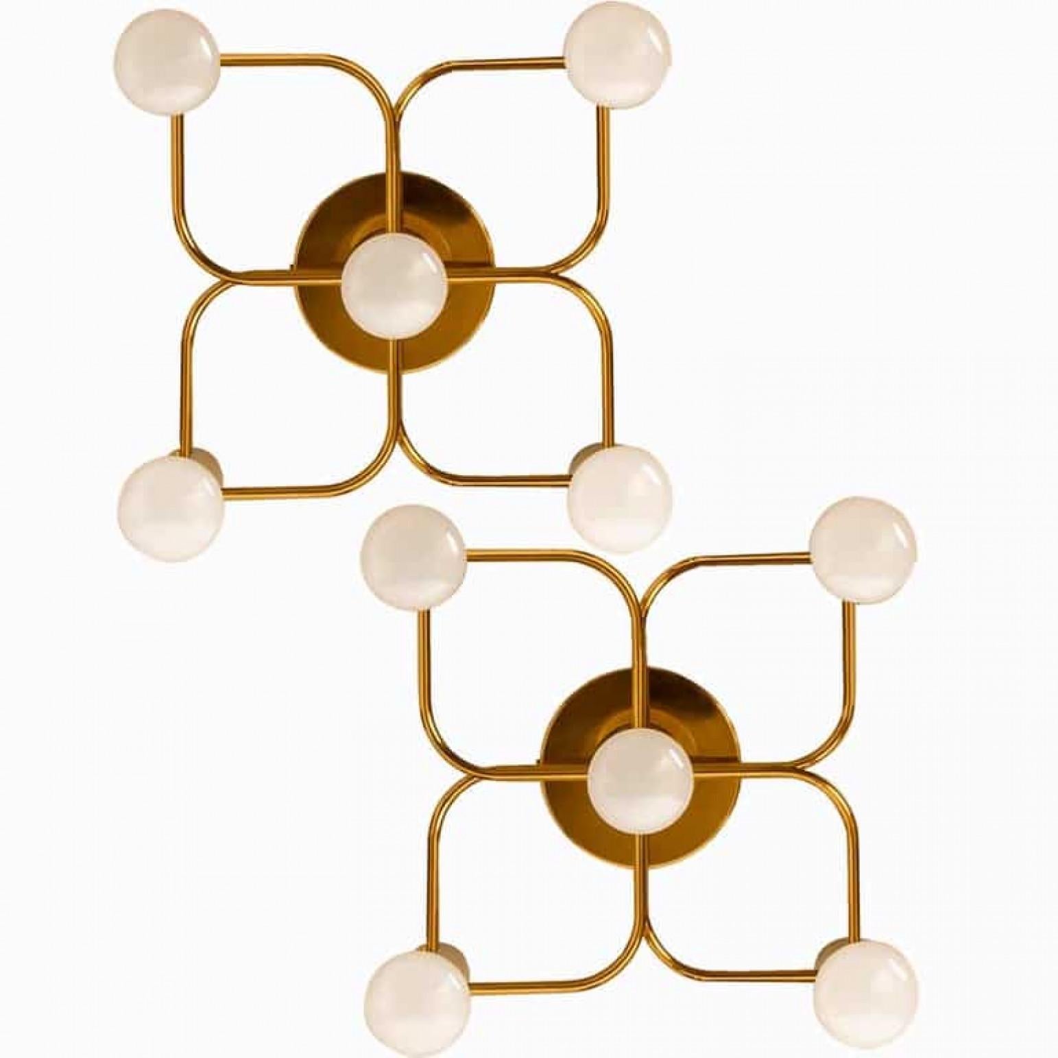Splendida montatura da incasso a soffitto o a parete in stile Sciolari di Leola. Realizzato in ottone lucido, Germania, anni '60.

Può essere utilizzata come incasso a soffitto o come espressiva lampada da parete.

L'apparecchio richiede cinque