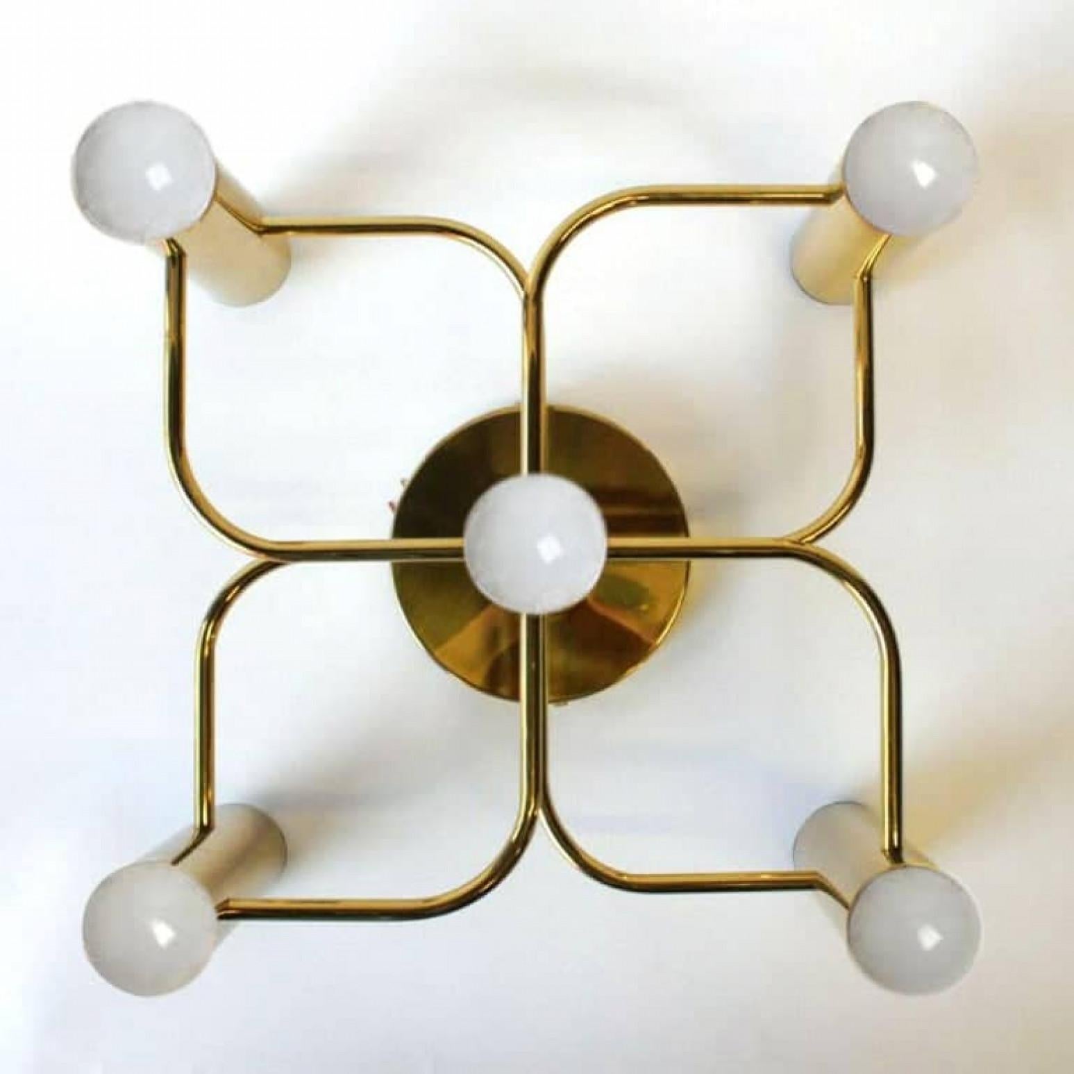 1 der 4 skulpturalen Leola-Decken- oder Wandleuchten aus Messing mit 5 Lichtern aus Messing, 1970er Jahre (Italienisch) im Angebot