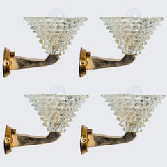 1 delle 4 luci da parete a triangolo in vetro di Murano e ottone, anni '70