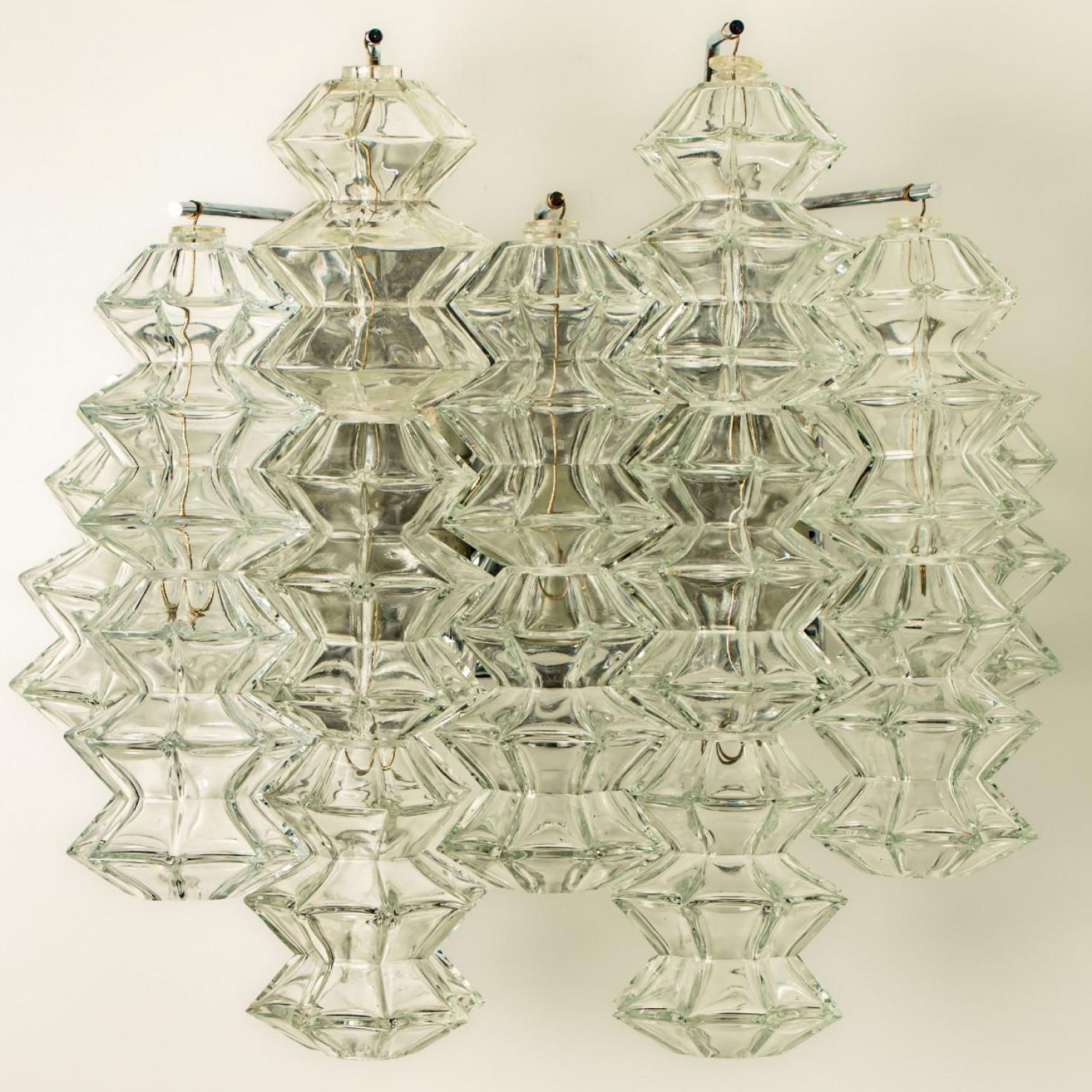 1 of the 4 Pagoda Chrome and Glass Sconces Wall Lights by Kalmar, Vienna 1969 en venta 3
