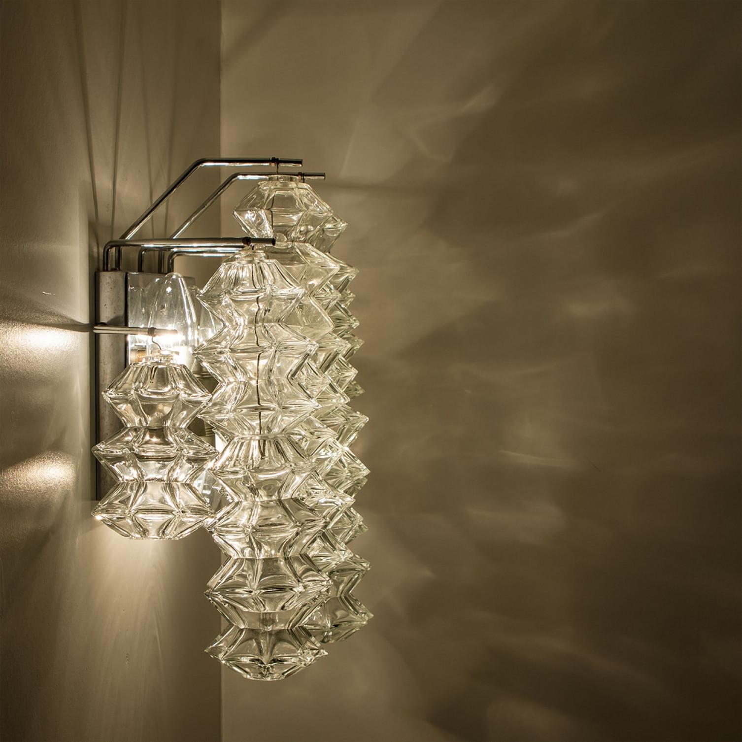 1 of the 4 Pagoda Chrome and Glass Sconces Wall Lights by Kalmar, Vienna 1969 en venta 4