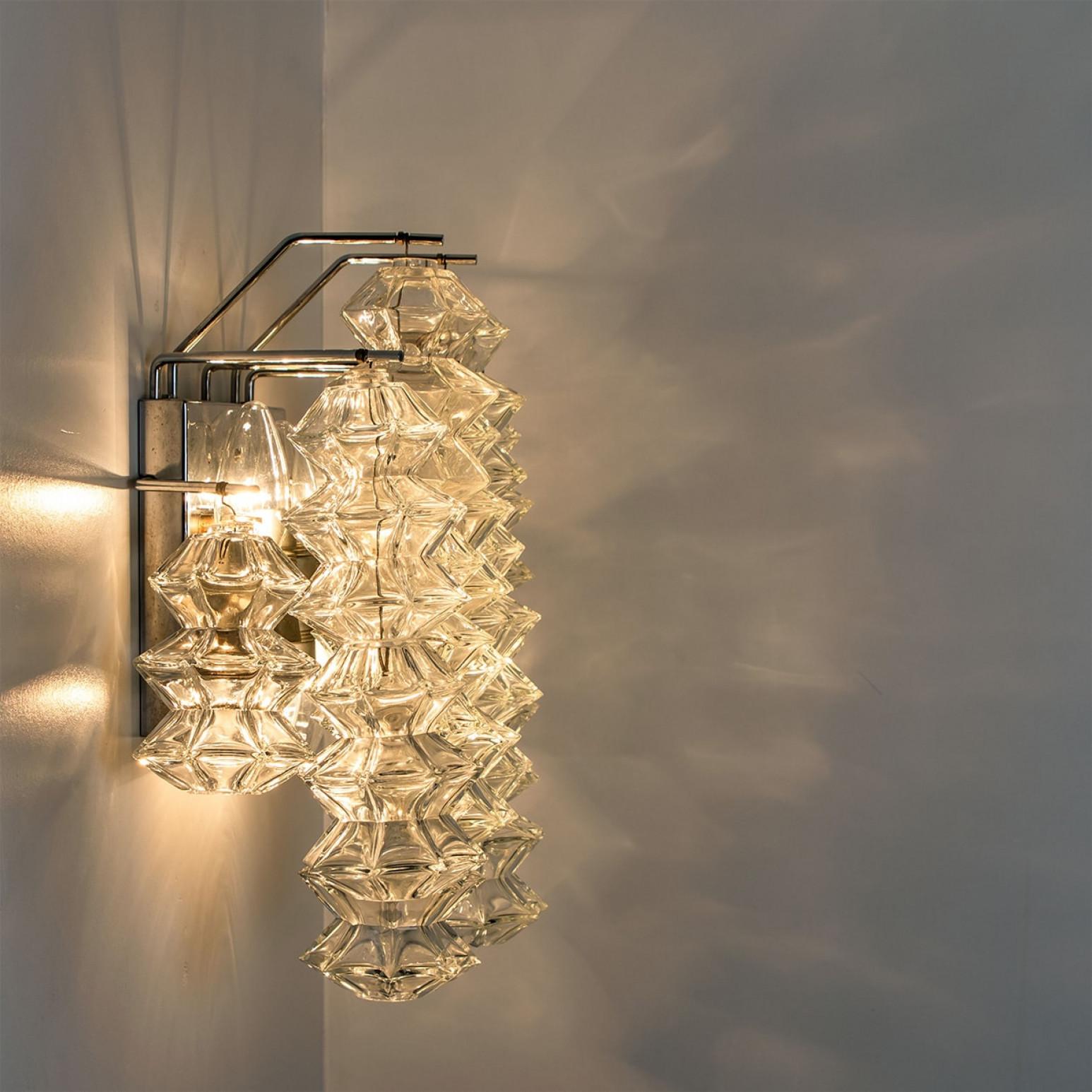 1 of the 4 Pagoda Chrome and Glass Sconces Wall Lights by Kalmar, Vienna 1969 en venta 5