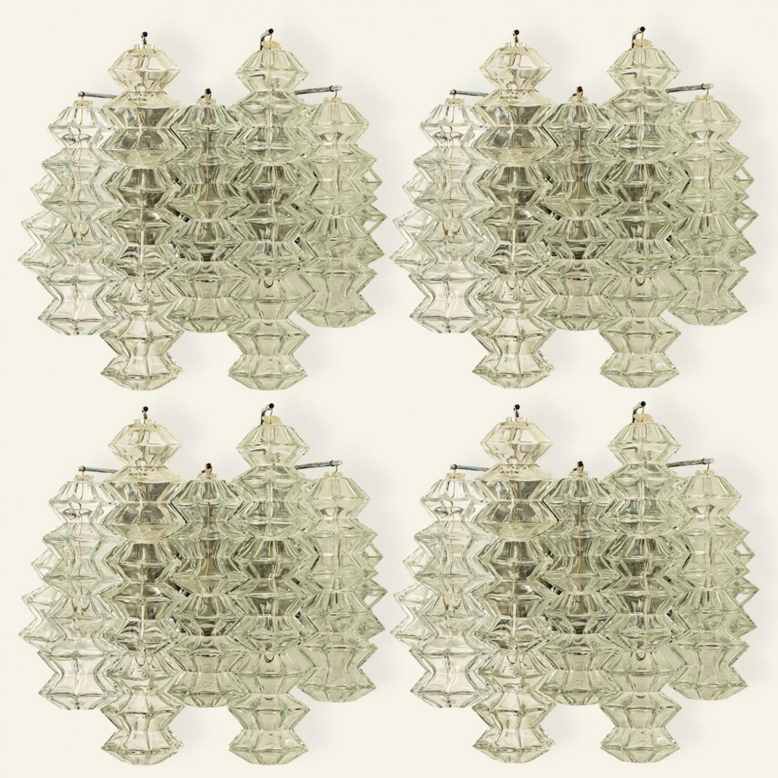 Appliques Pagode en verre chromé de Kalmar, circa 1969, Autriche Vienne.

Chaque applique présente 5 verres exceptionnels en forme de pagode montés sur un cadre chromé.

En excellent état vintage, à la fois le verre et le cadre en laiton, bien