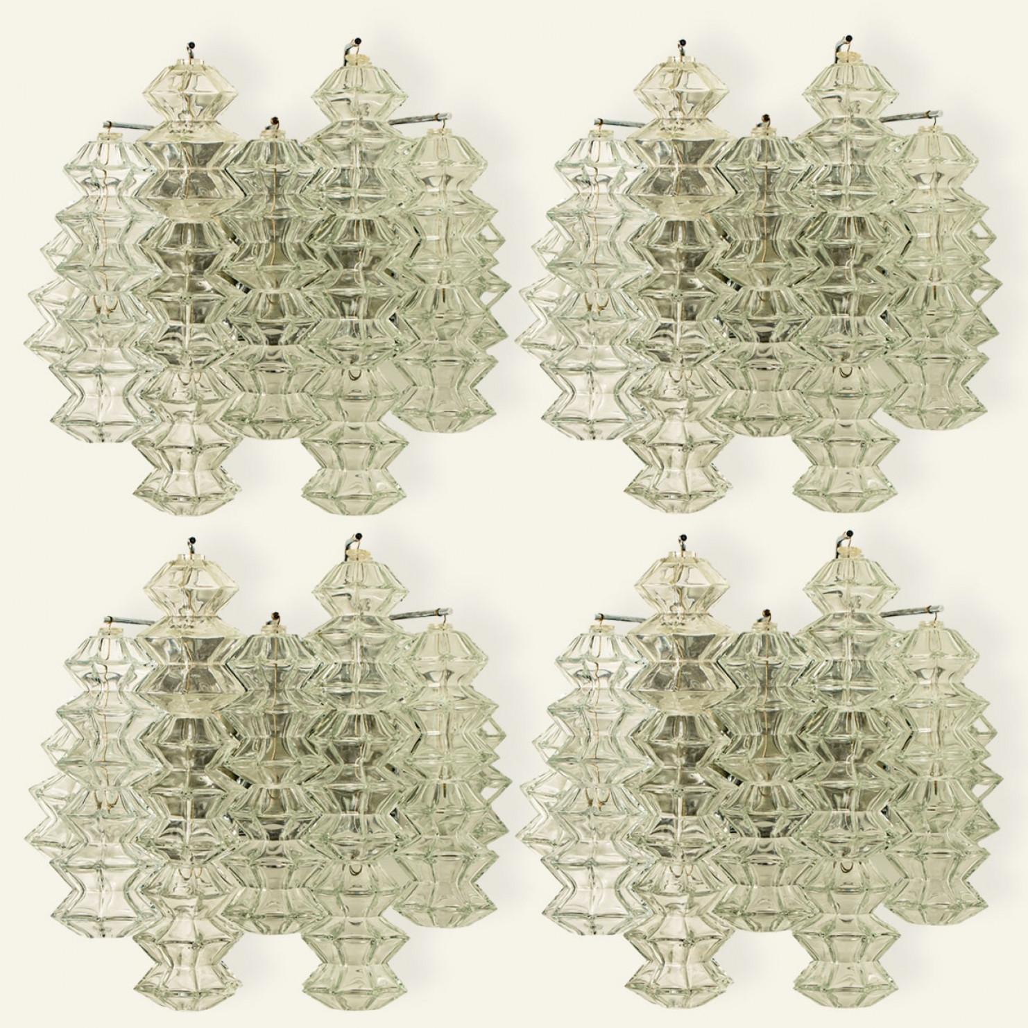 Apliques Pagoda vintage de cromo y cristal de Kalmar, de mediados del siglo XX, circa 1969, Austria Viena.

Cada candelabro muestra 5 excepcionales cristales en forma de pagoda montados en un marco cromado.

En excelente estado vintage tanto el