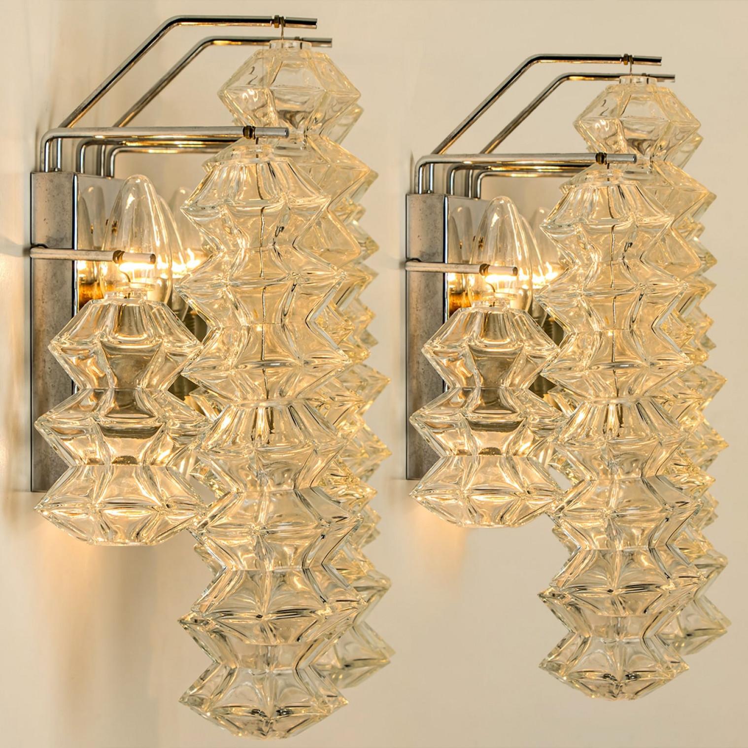 1 of the 4 Pagoda Chrome and Glass Sconces Wall Lights by Kalmar, Vienna 1969 Moderno de mediados de siglo en venta