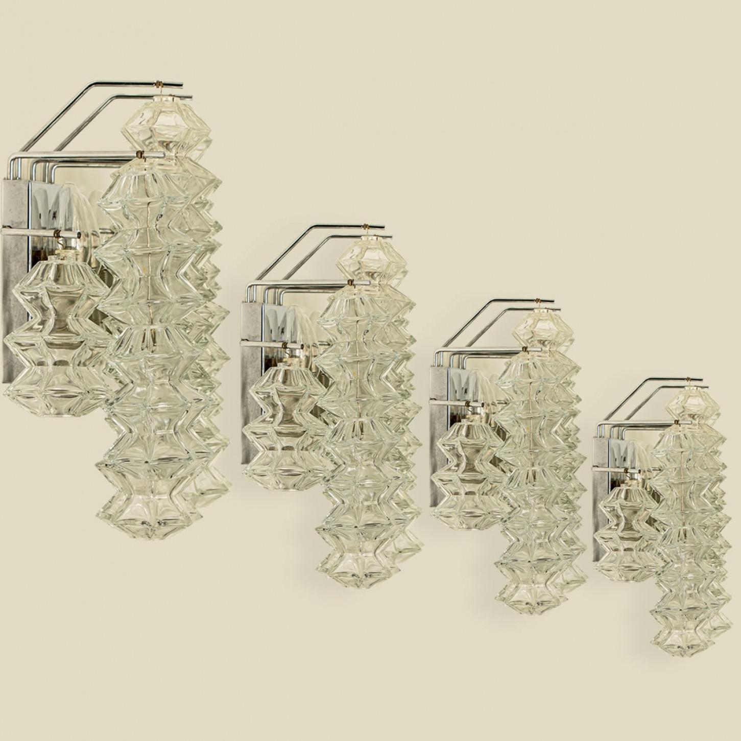 Autrichien 1 des 4 appliques Pagoda en chrome et verre par Kalmar, Vienne 1969 en vente