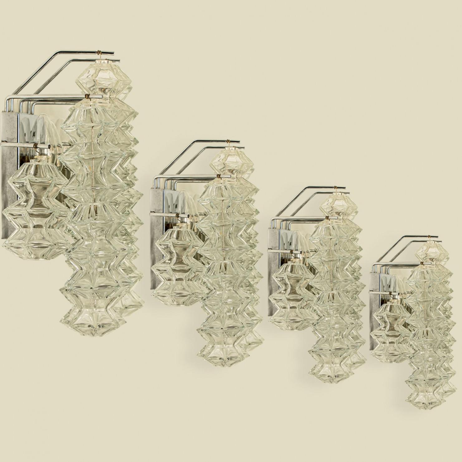 1 of the 4 Pagoda Chrome and Glass Sconces Wall Lights by Kalmar, Vienna 1969 Austríaco en venta