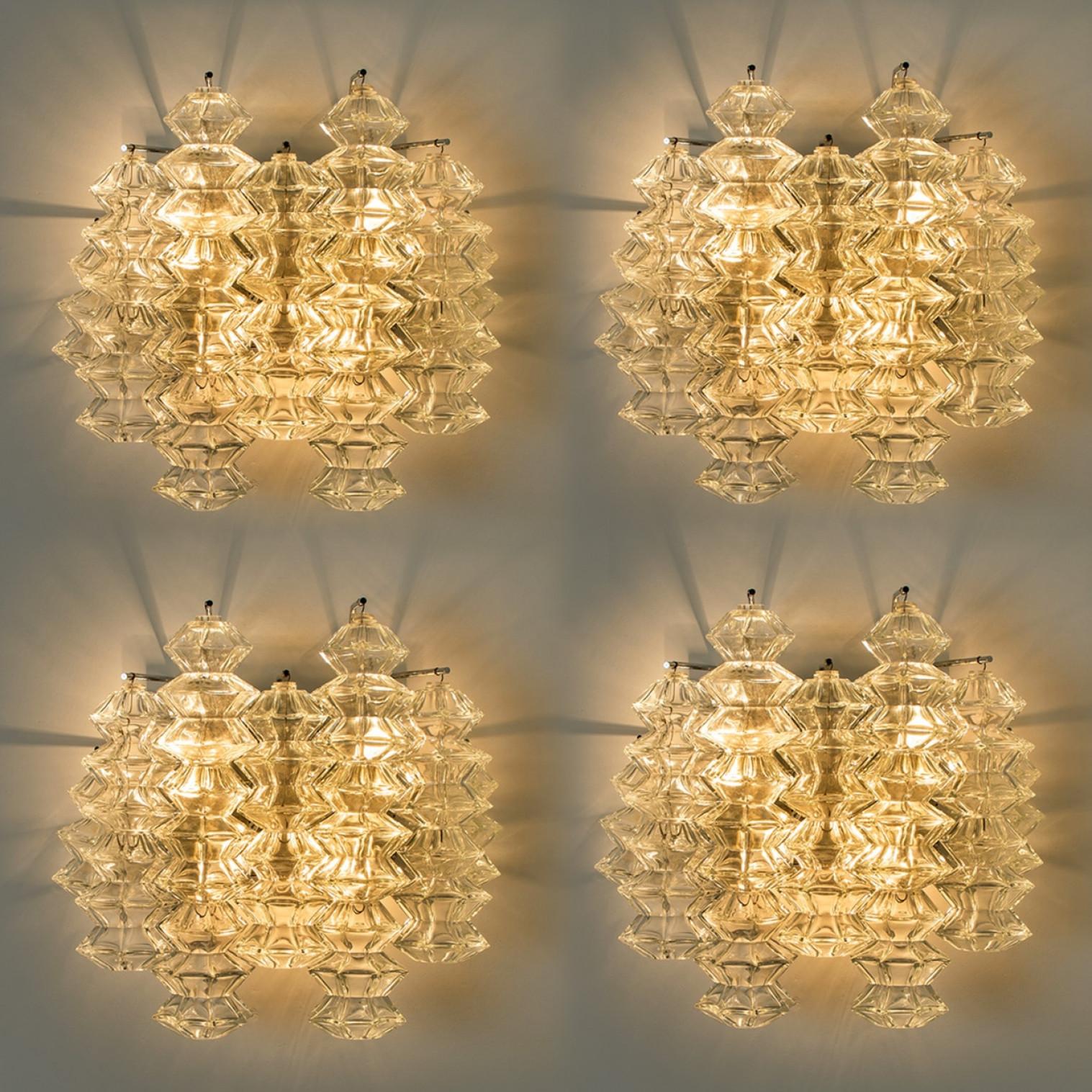 Autre 1 des 4 appliques Pagoda en chrome et verre par Kalmar, Vienne 1969 en vente