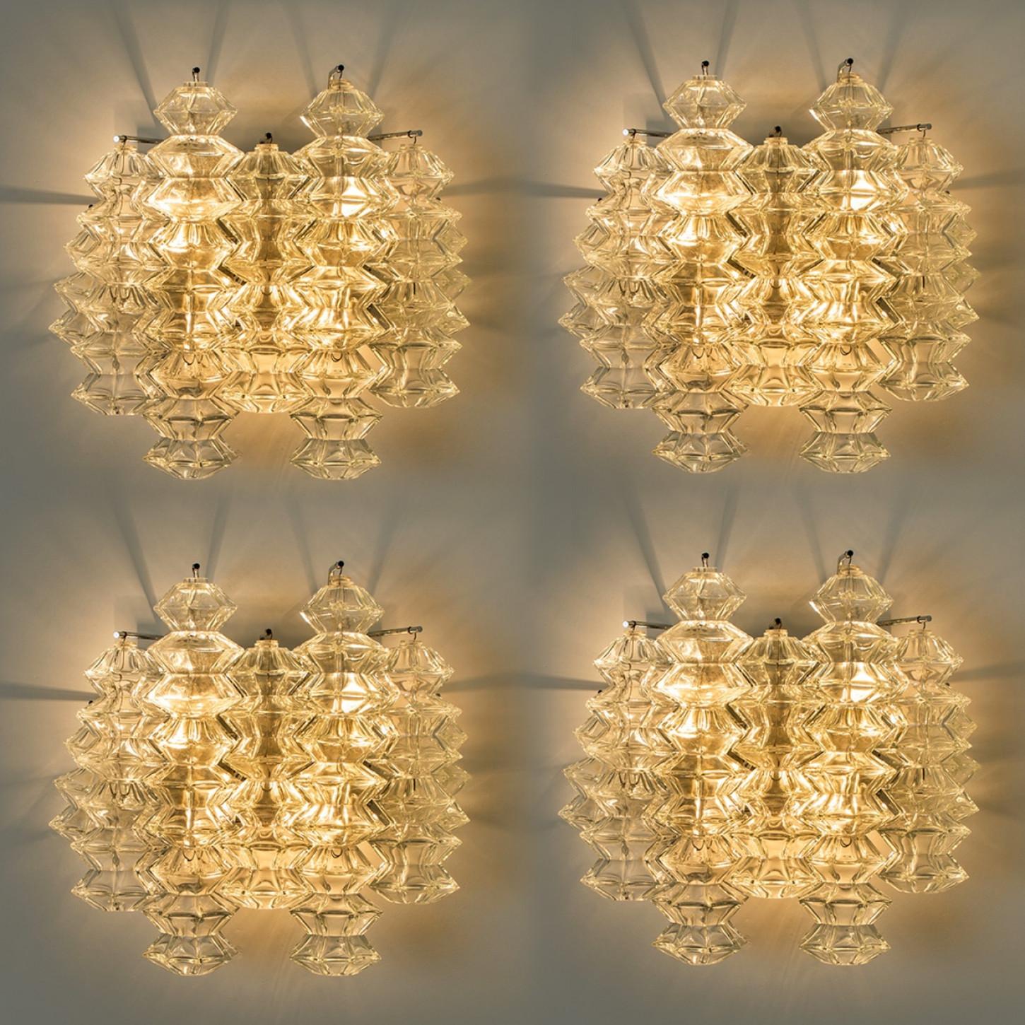 1 of the 4 Pagoda Chrome and Glass Sconces Wall Lights by Kalmar, Vienna 1969 Otro en venta