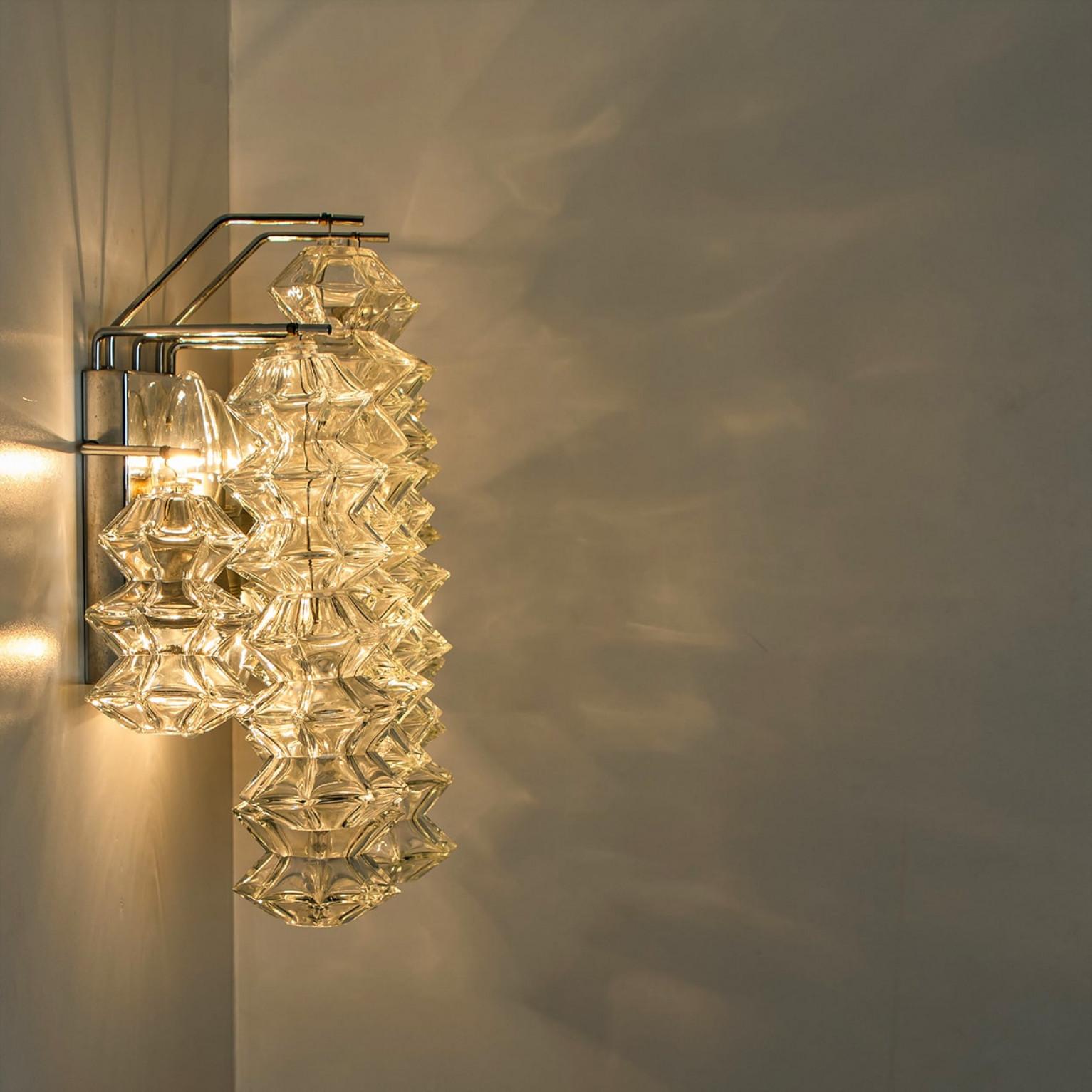 1 of the 4 Pagoda Chrome and Glass Sconces Wall Lights by Kalmar, Vienna 1969 en Bueno estado para la venta en Rijssen, NL