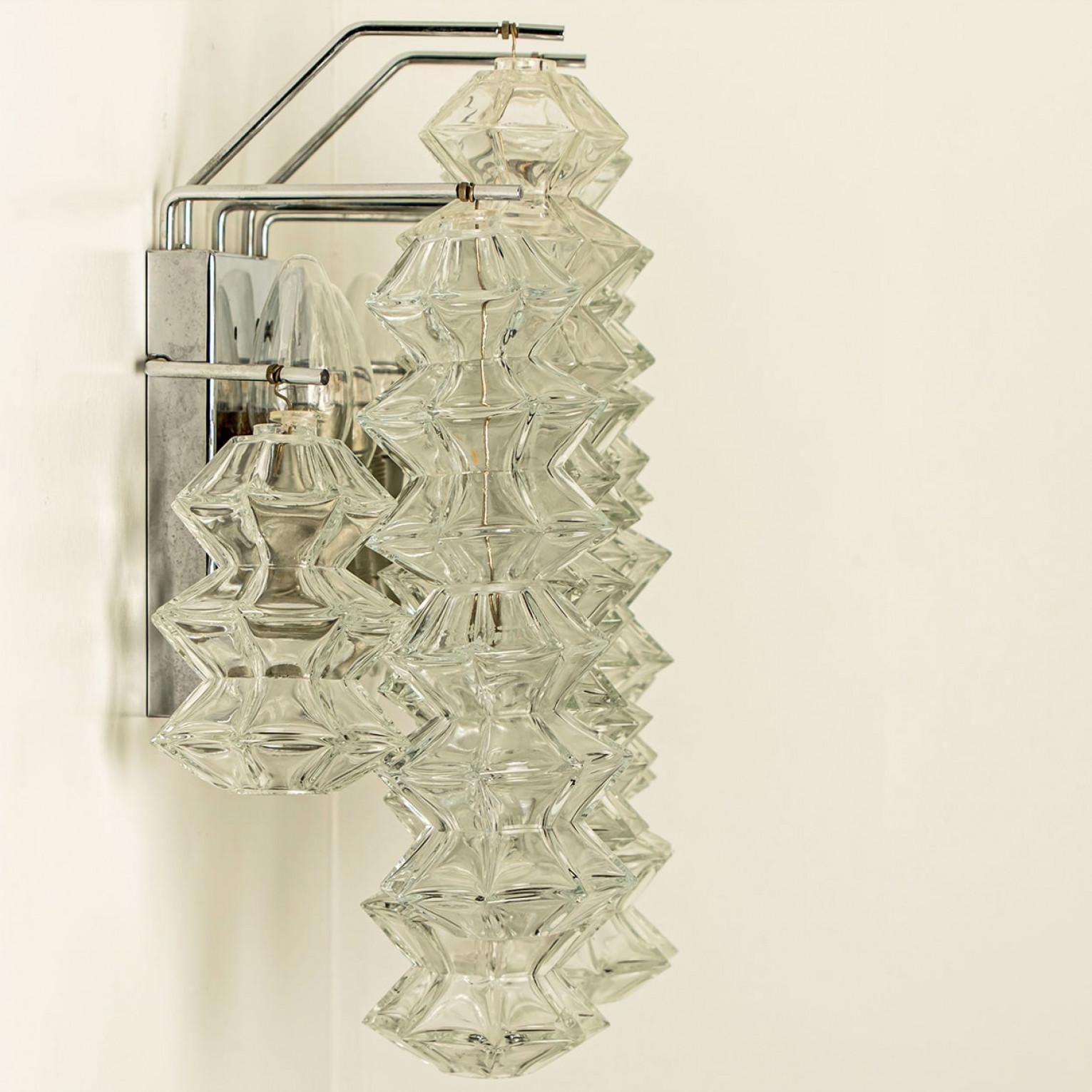 1 of the 4 Pagoda Chrome and Glass Sconces Wall Lights by Kalmar, Vienna 1969 mediados del siglo XX en venta