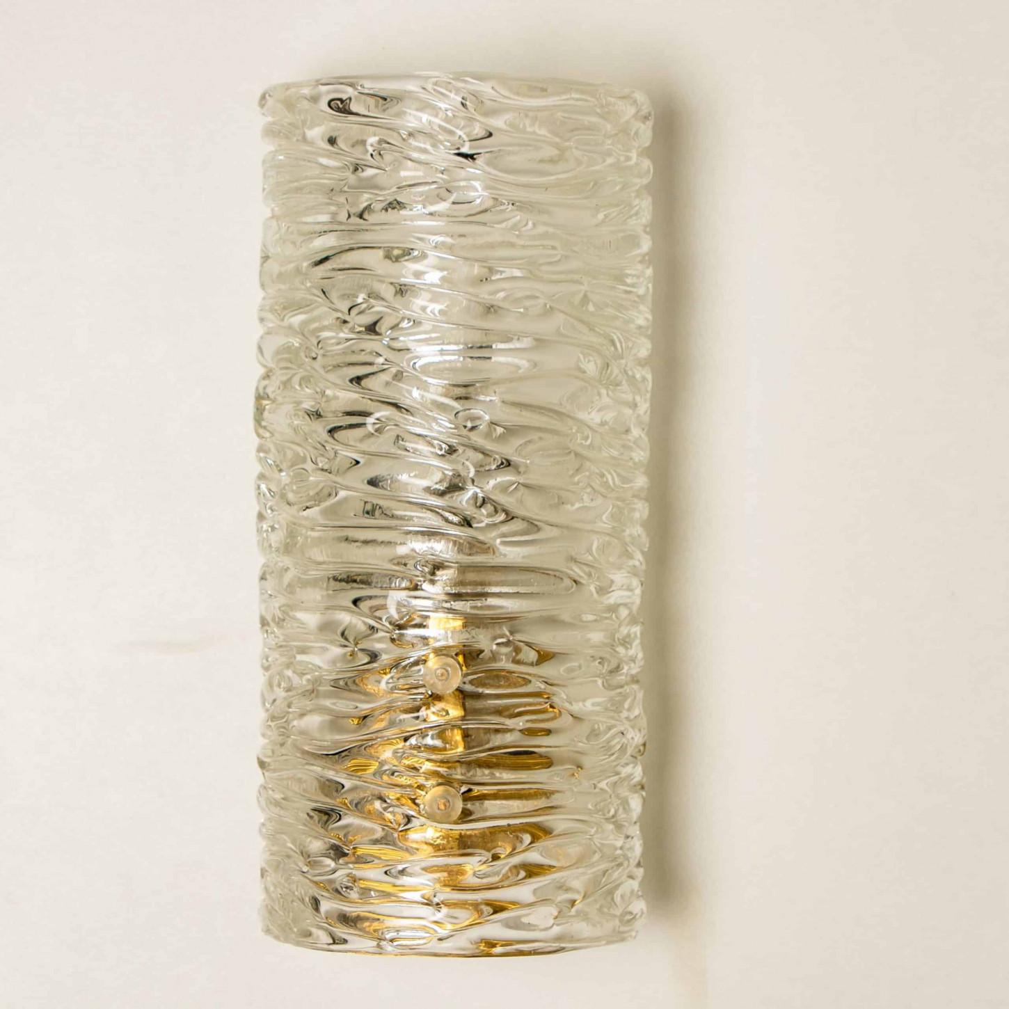 1 der 4 Paar handgefertigte Messing- und Glas-Wandleuchten oder -Wandleuchter von J.T. Kalmar (Moderne der Mitte des Jahrhunderts) im Angebot